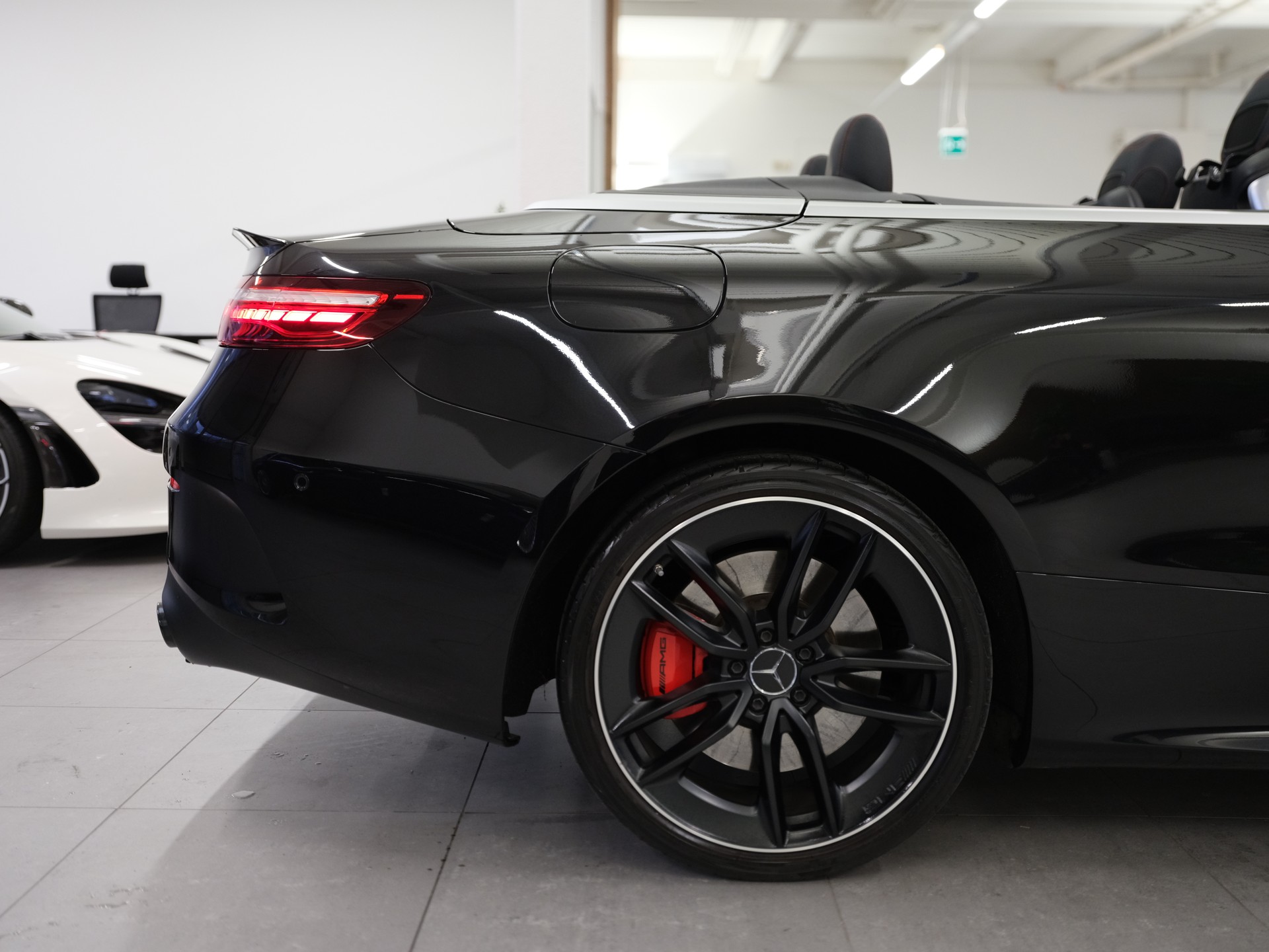 MERCEDES-BENZ AMG E 53 4Matic+ Speedshift 9G-TCT *Park-Paket* *360° Kamera* *Panorama Schiebedach*-image-11