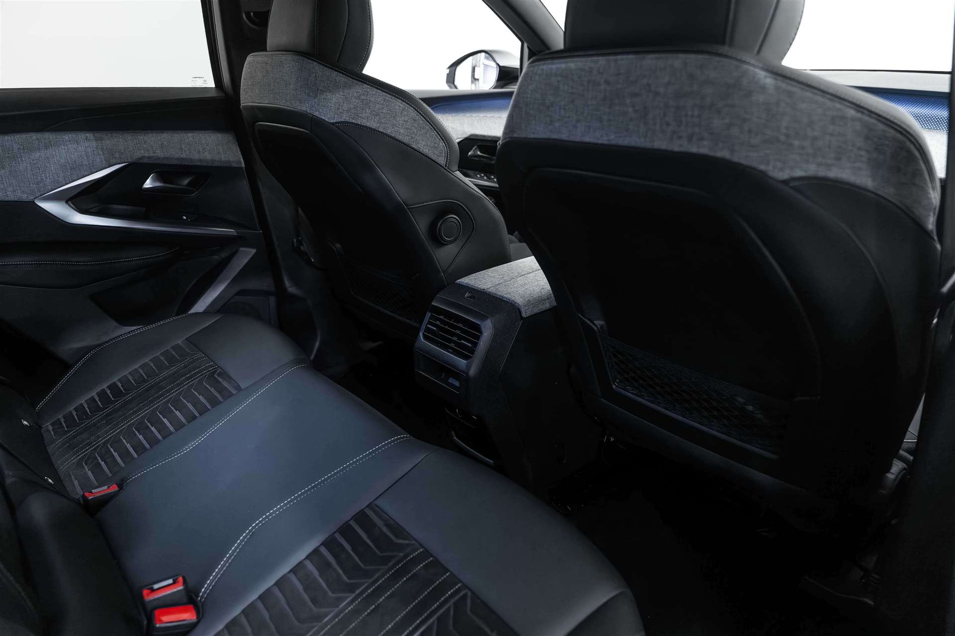 PEUGEOT 3008 136 e-DCS6 Hybrid GT-image-12