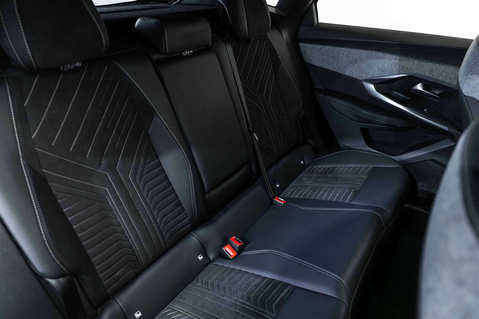 PEUGEOT 3008 136 e-DCS6 Hybrid GT-image-13