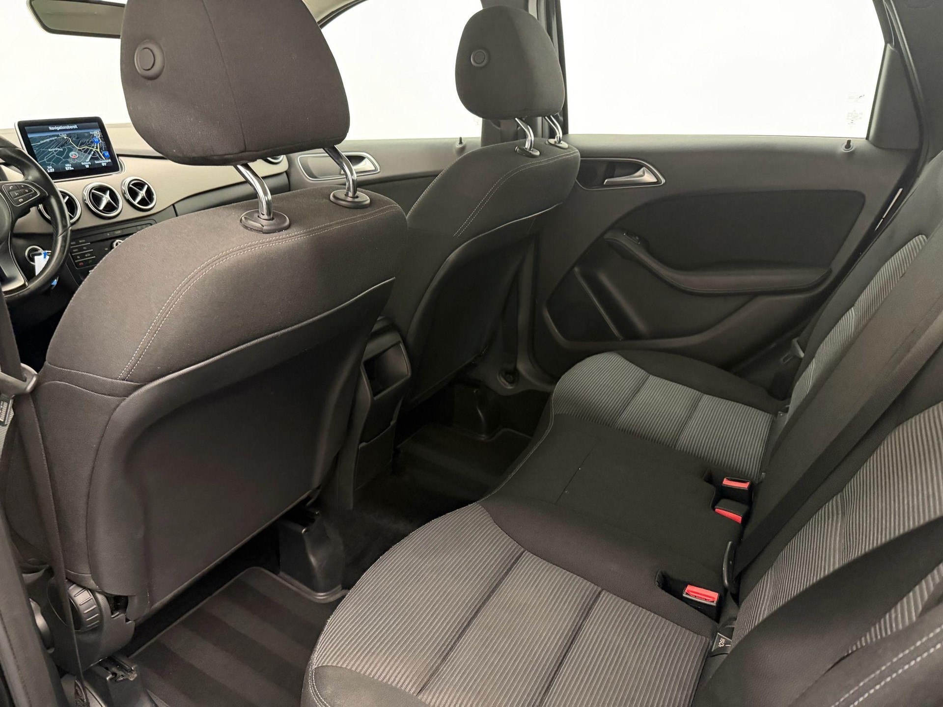 MERCEDES-BENZ B 180 d Style-image-11
