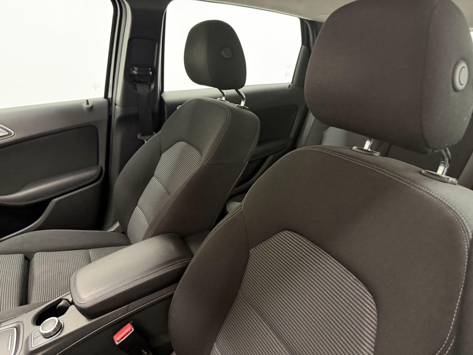 MERCEDES-BENZ B 180 d Style-image-12