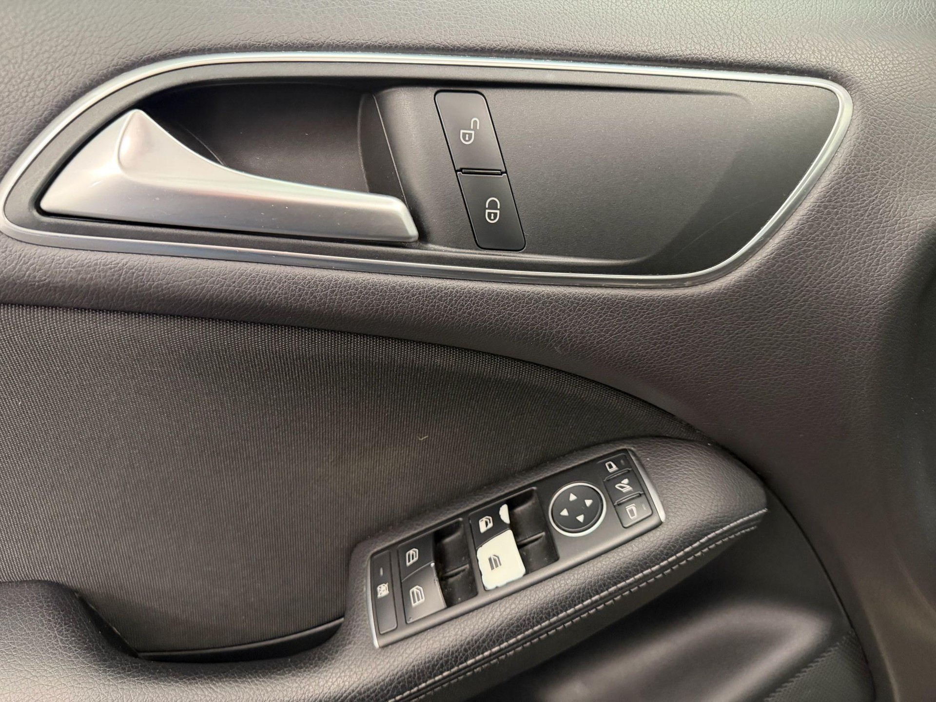 MERCEDES-BENZ B 180 d Style-image-13