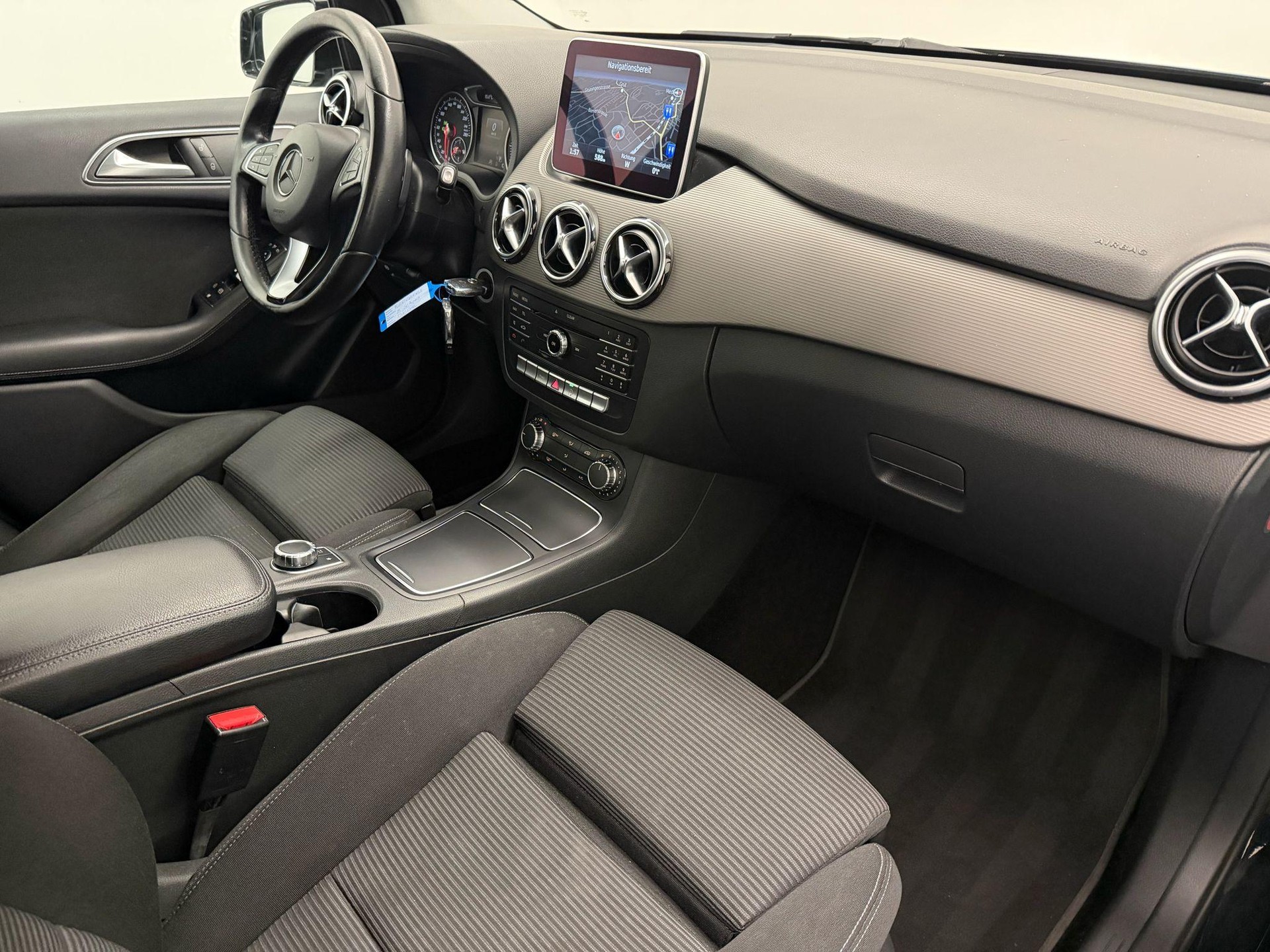 MERCEDES-BENZ B 180 d Style-image-10