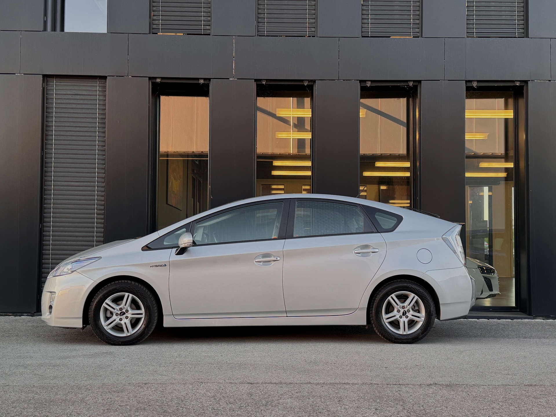 TOYOTA Prius 1.8 16V HSD Sol-image-3
