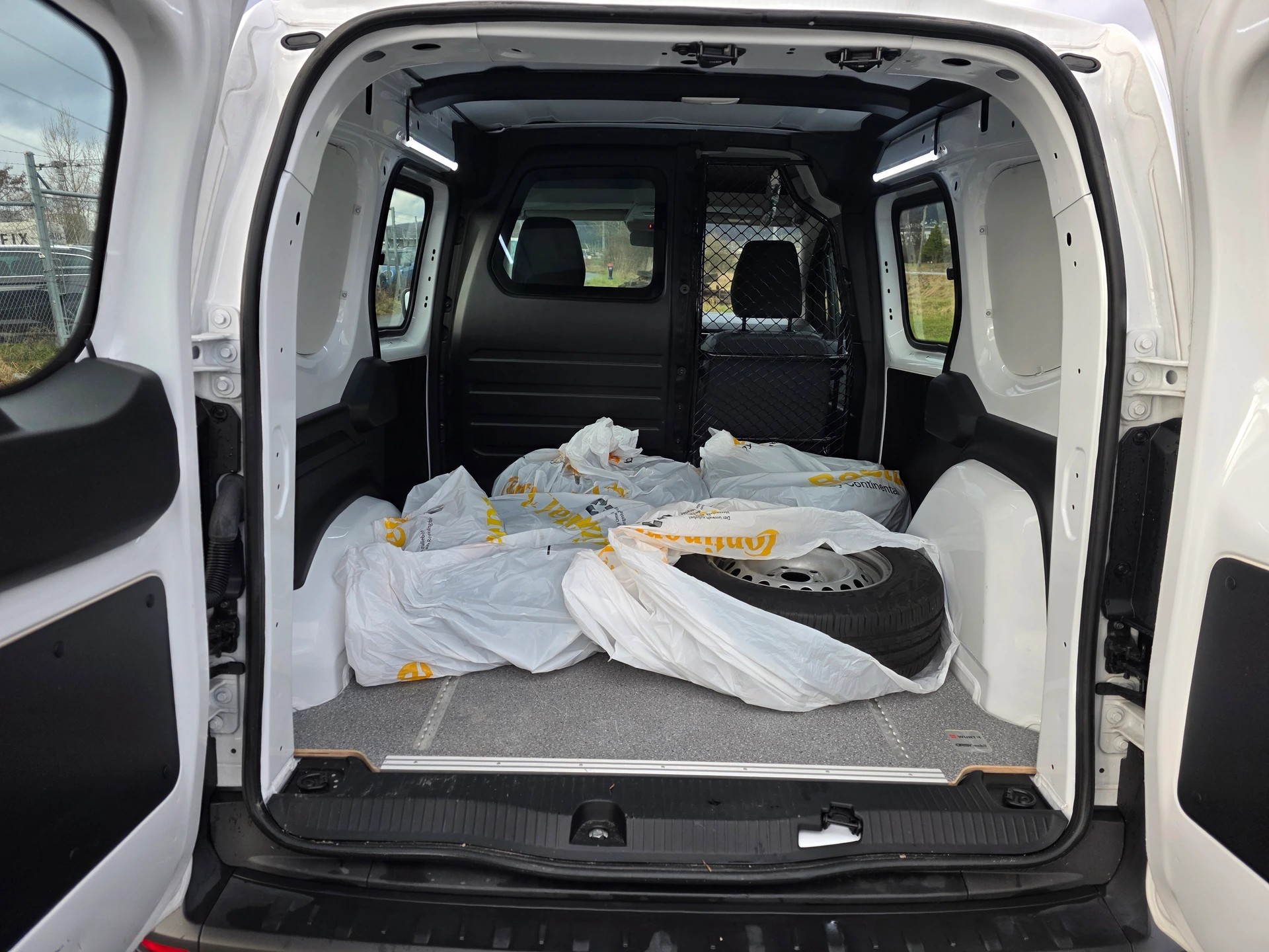 RENAULT Kangoo Van 1.5 dCi Standard 95 Extra * CH-Fahrzeug * Anhängerkupplung *-image-16
