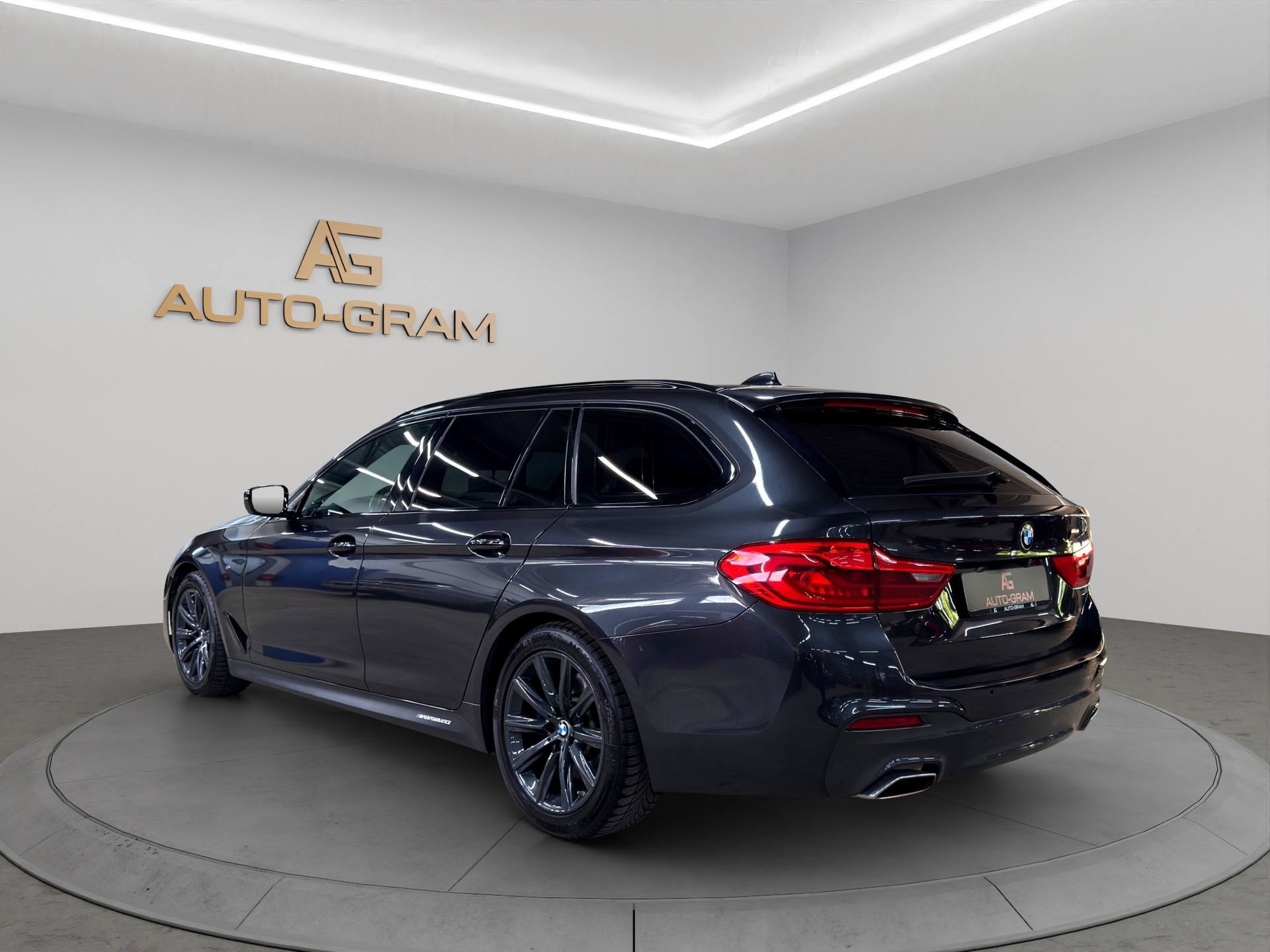 BMW 540i xDrive Touring M-Sportpaket Steptronic-showroom-element-2
