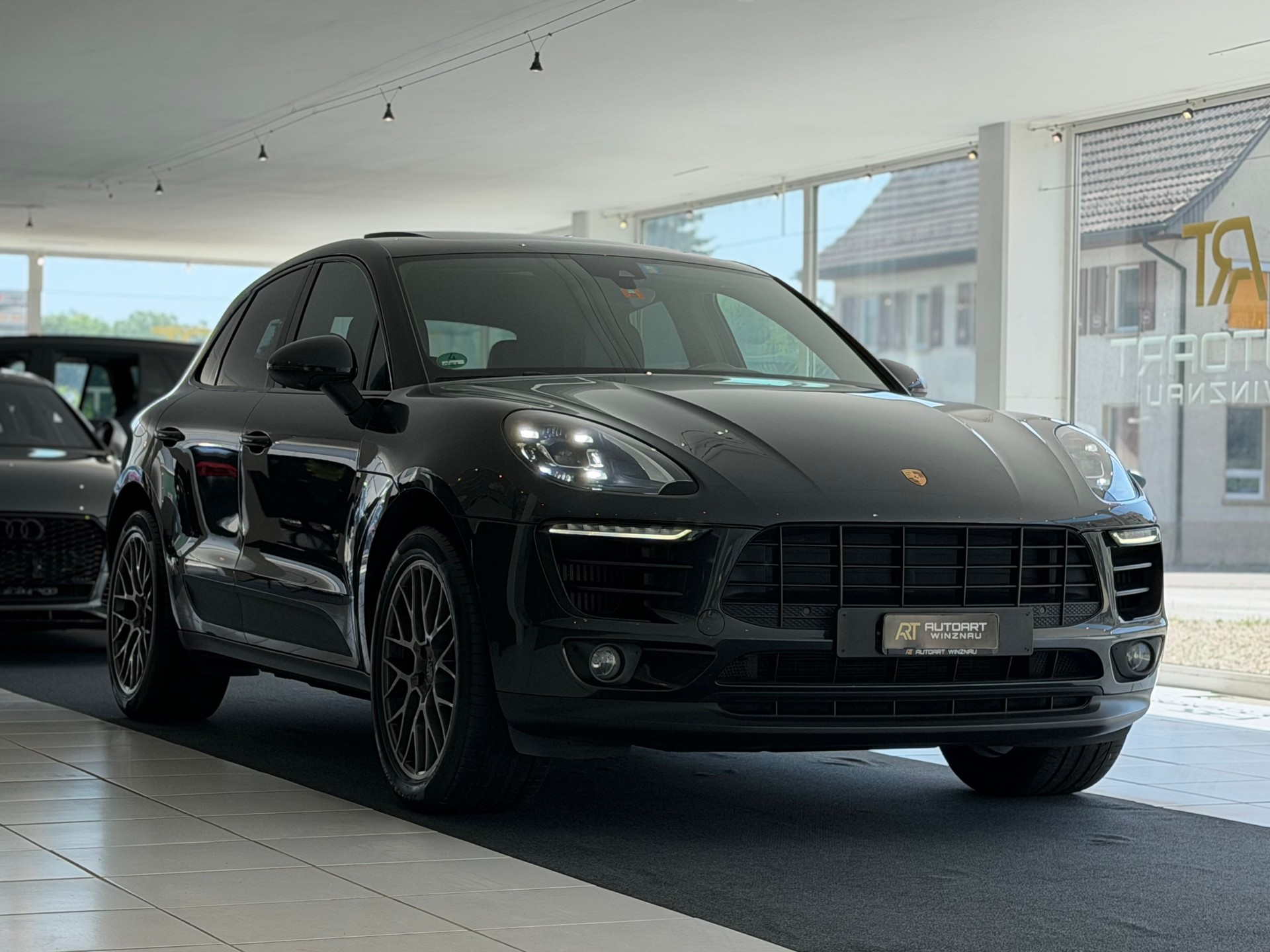 PORSCHE Macan S PDK-showroom-element-2