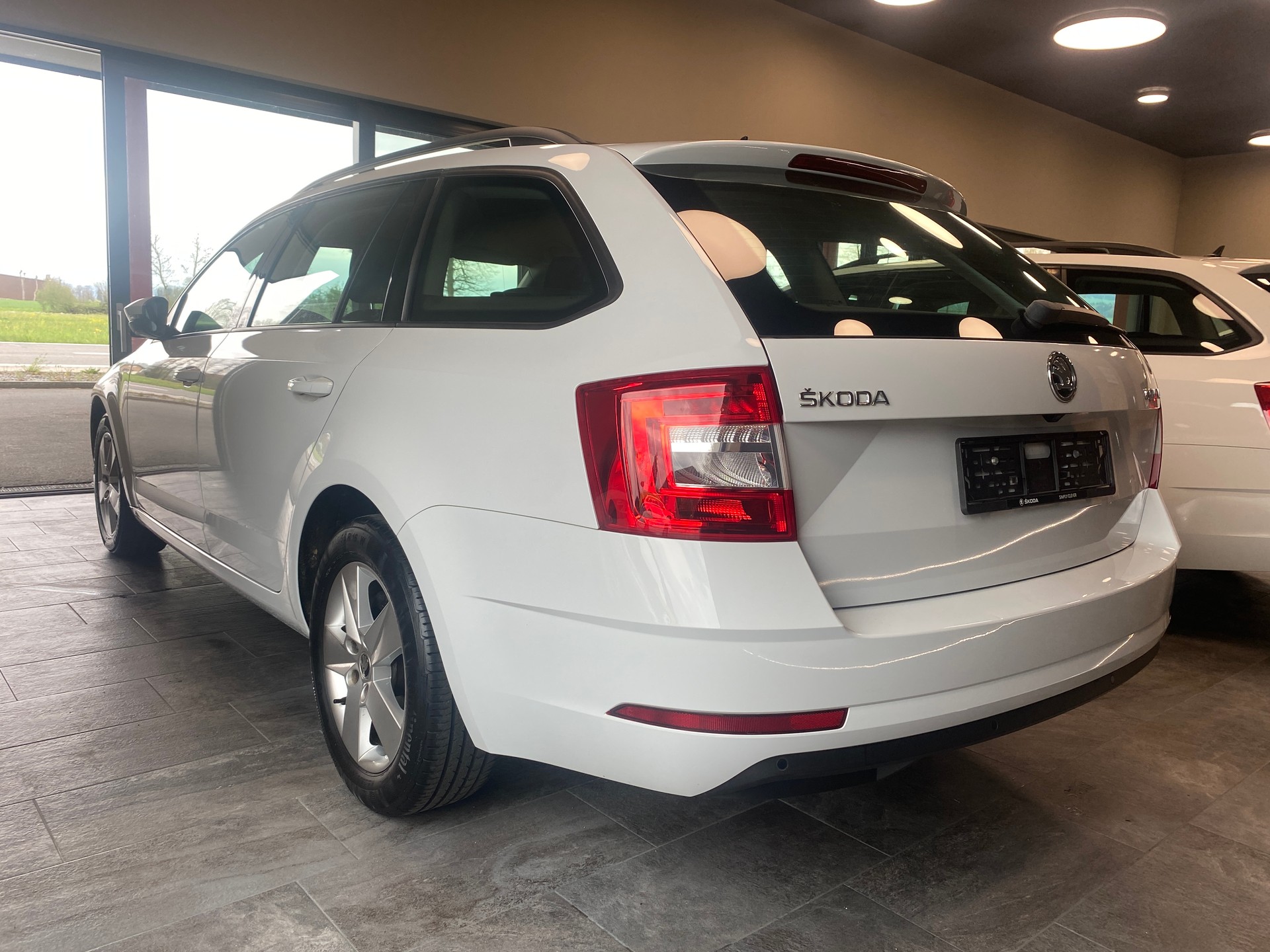 SKODA Octavia Combi 2.0 TDI Ambition DSG-image-1