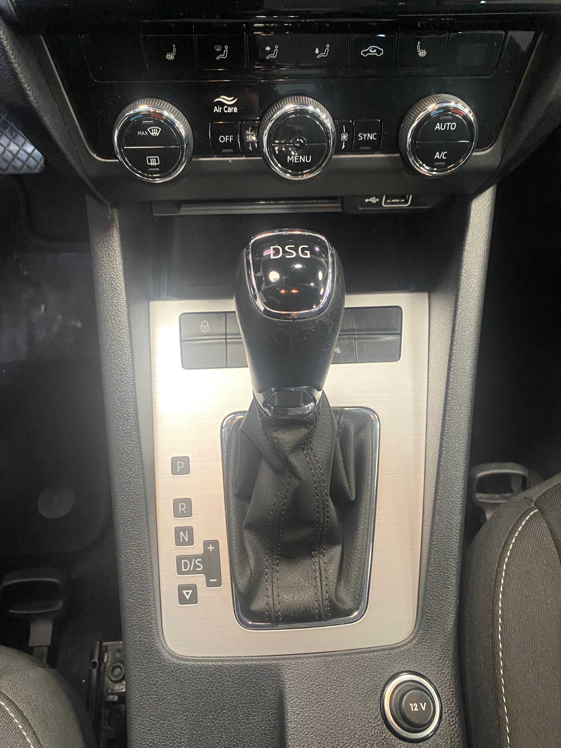 SKODA Octavia Combi 2.0 TDI Ambition DSG-image-12