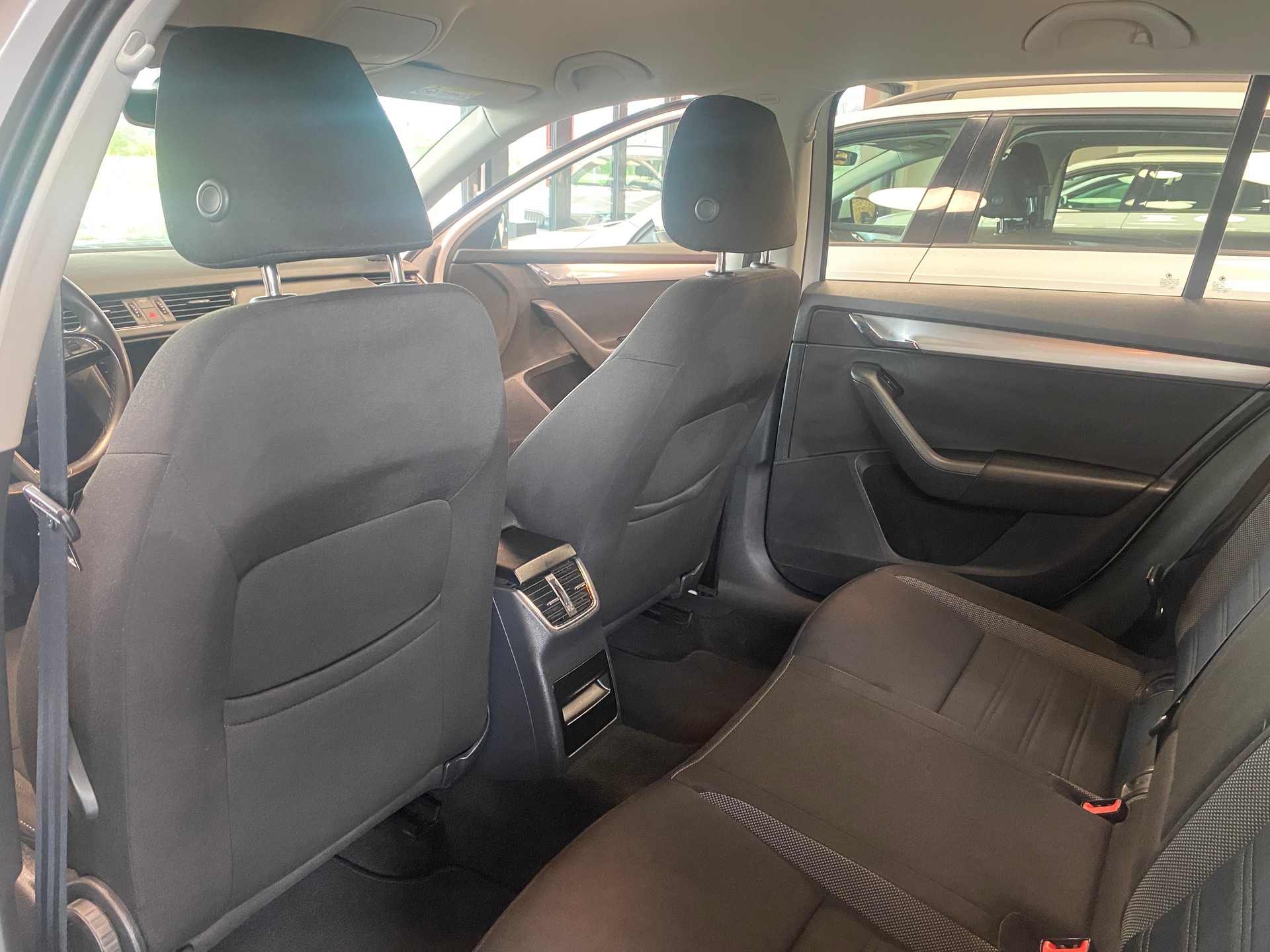 SKODA Octavia Combi 2.0 TDI Ambition DSG-image-7