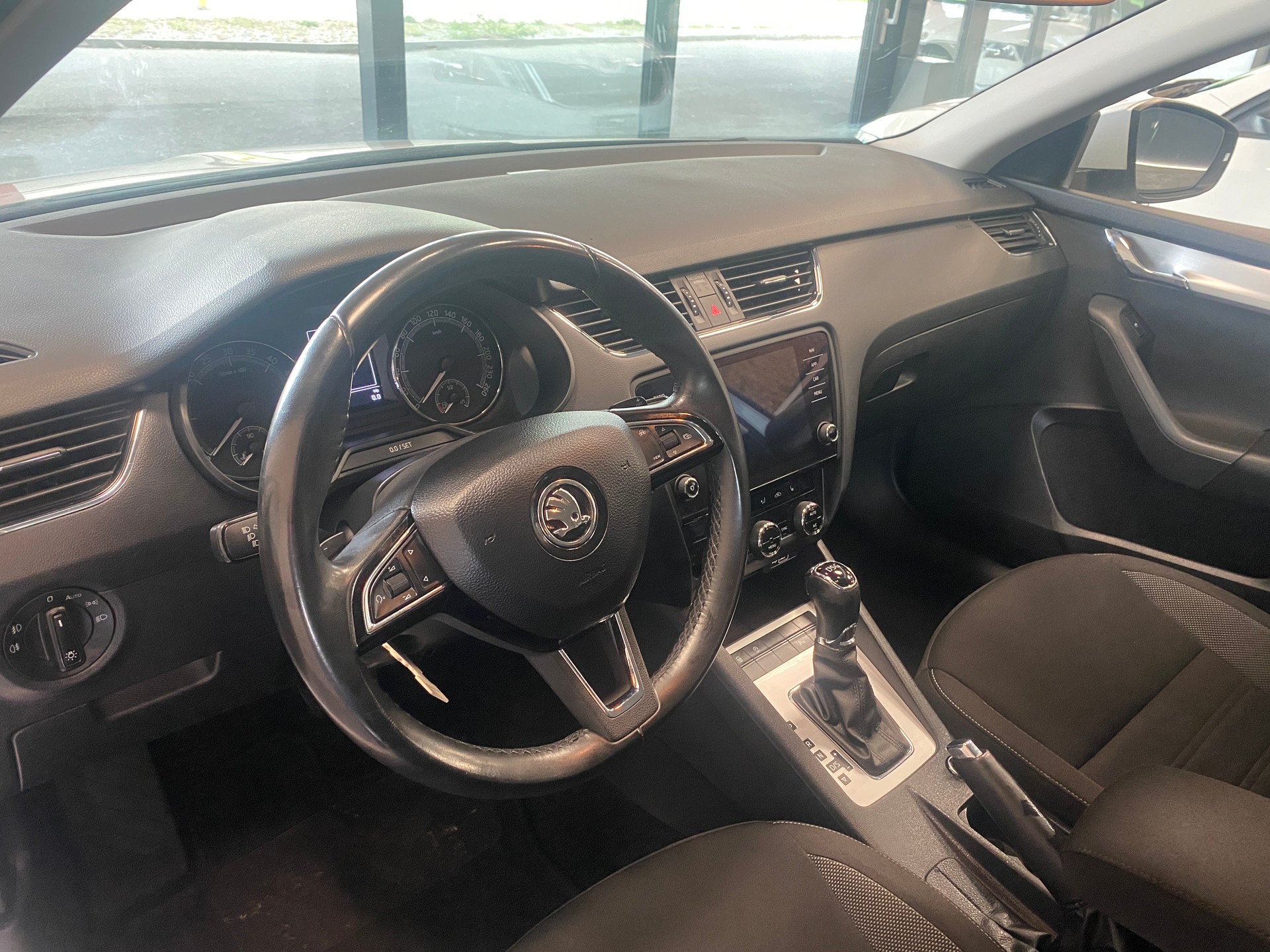 SKODA Octavia Combi 2.0 TDI Ambition DSG-image-4