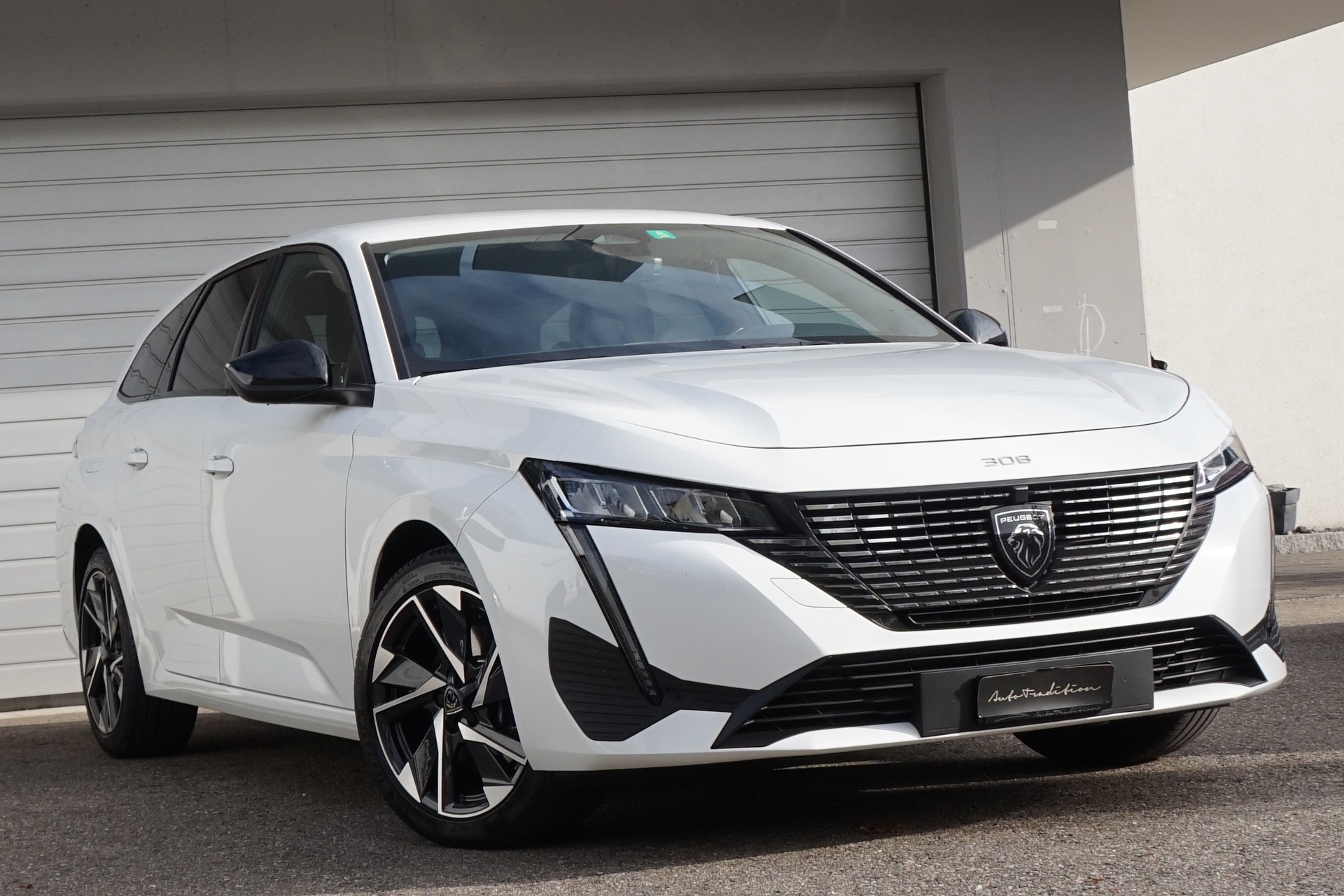 PEUGEOT 308 SW 1.5 BlueHDI Allure EAT8 ** ABNEHMBARE ANHÄNGERKUPPLUNG - ASSISTENZ PAKET - KOMFORT PAKET - 360° KAMERA - APPLE CARPLAY