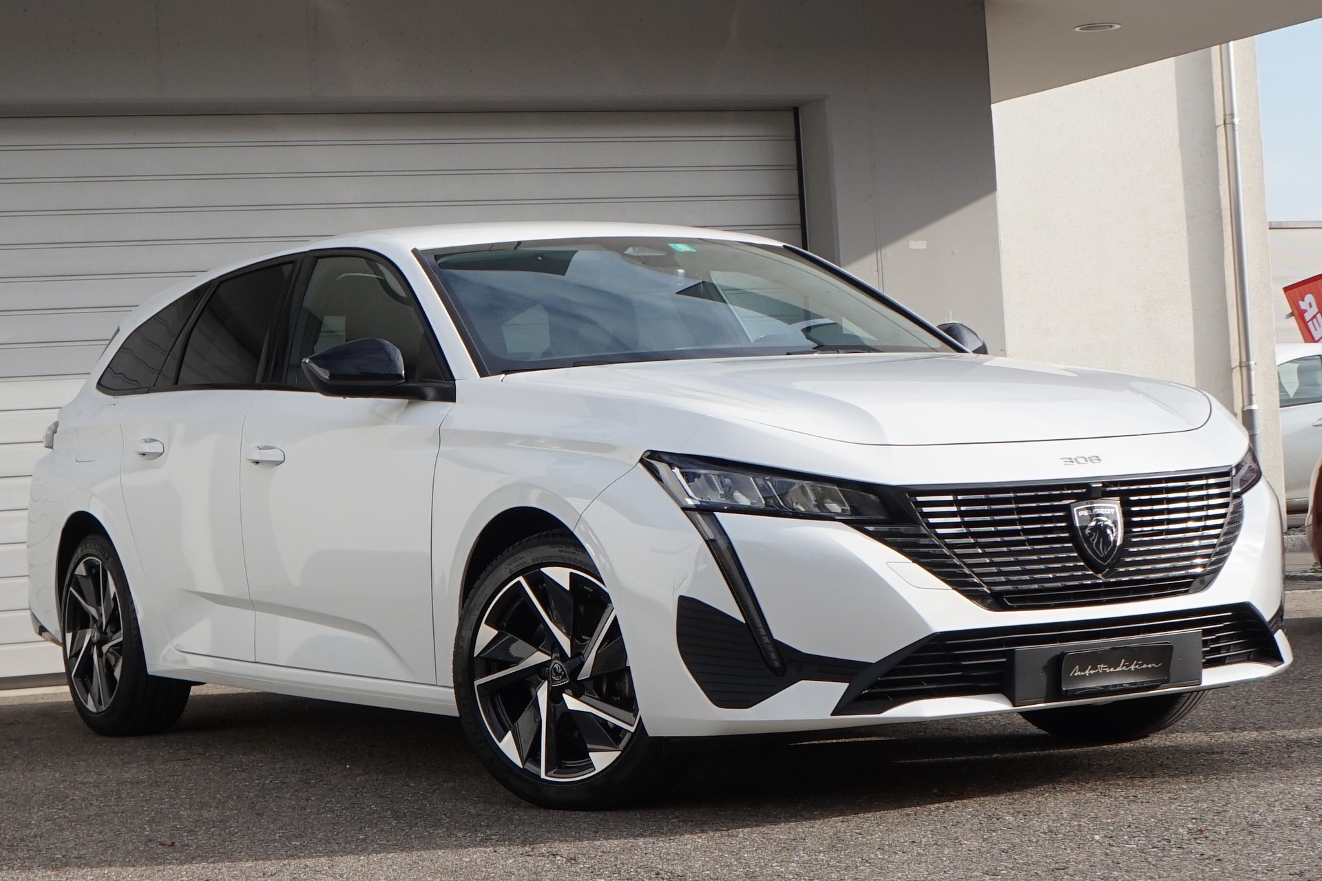 PEUGEOT 308 SW 1.5 BlueHDI Allure EAT8 ** ABNEHMBARE ANHÄNGERKUPPLUNG - ASSISTENZ PAKET - KOMFORT PAKET - 360° KAMERA - APPLE CARPLAY-showroom-element-1