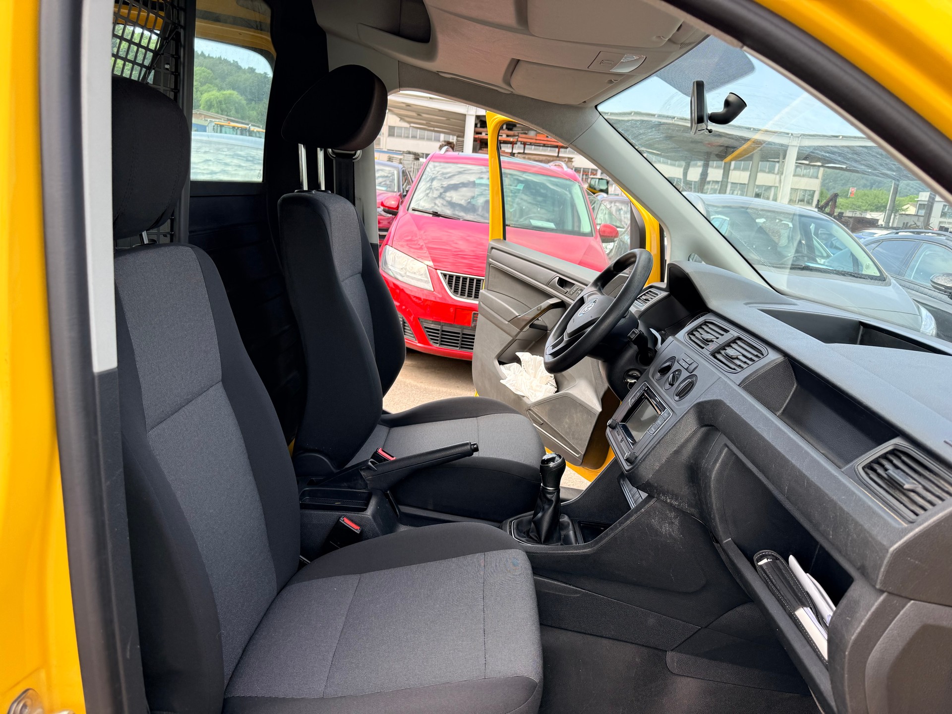 VW Caddy Maxi 2.0TDI 4Motion BlueMotion Technology-image-11