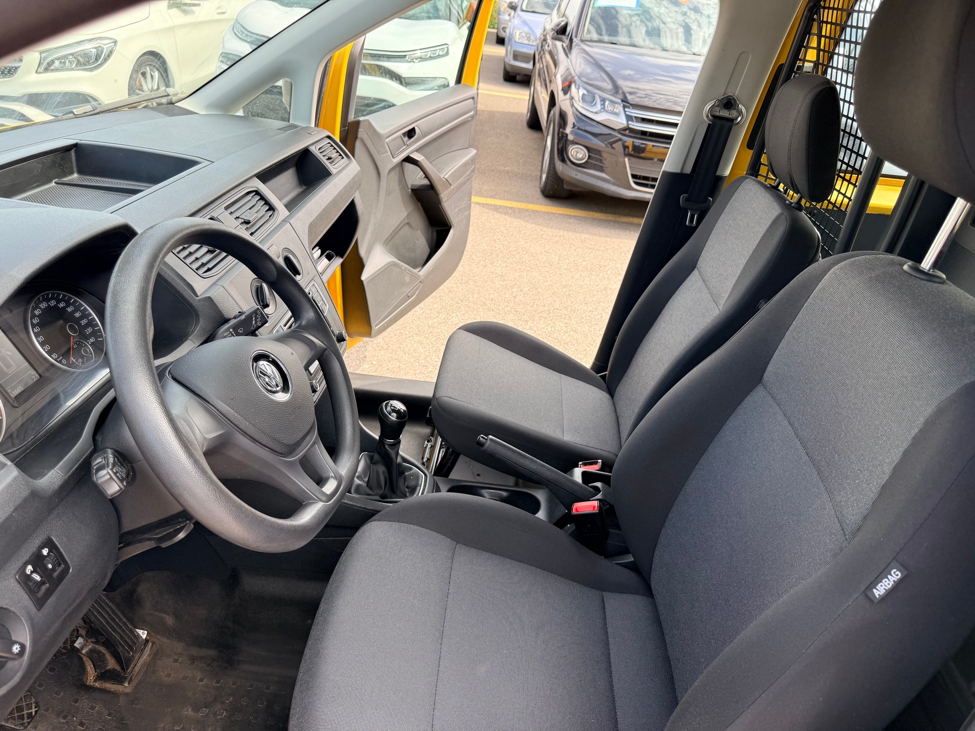 VW Caddy Maxi 2.0TDI 4Motion BlueMotion Technology-image-12