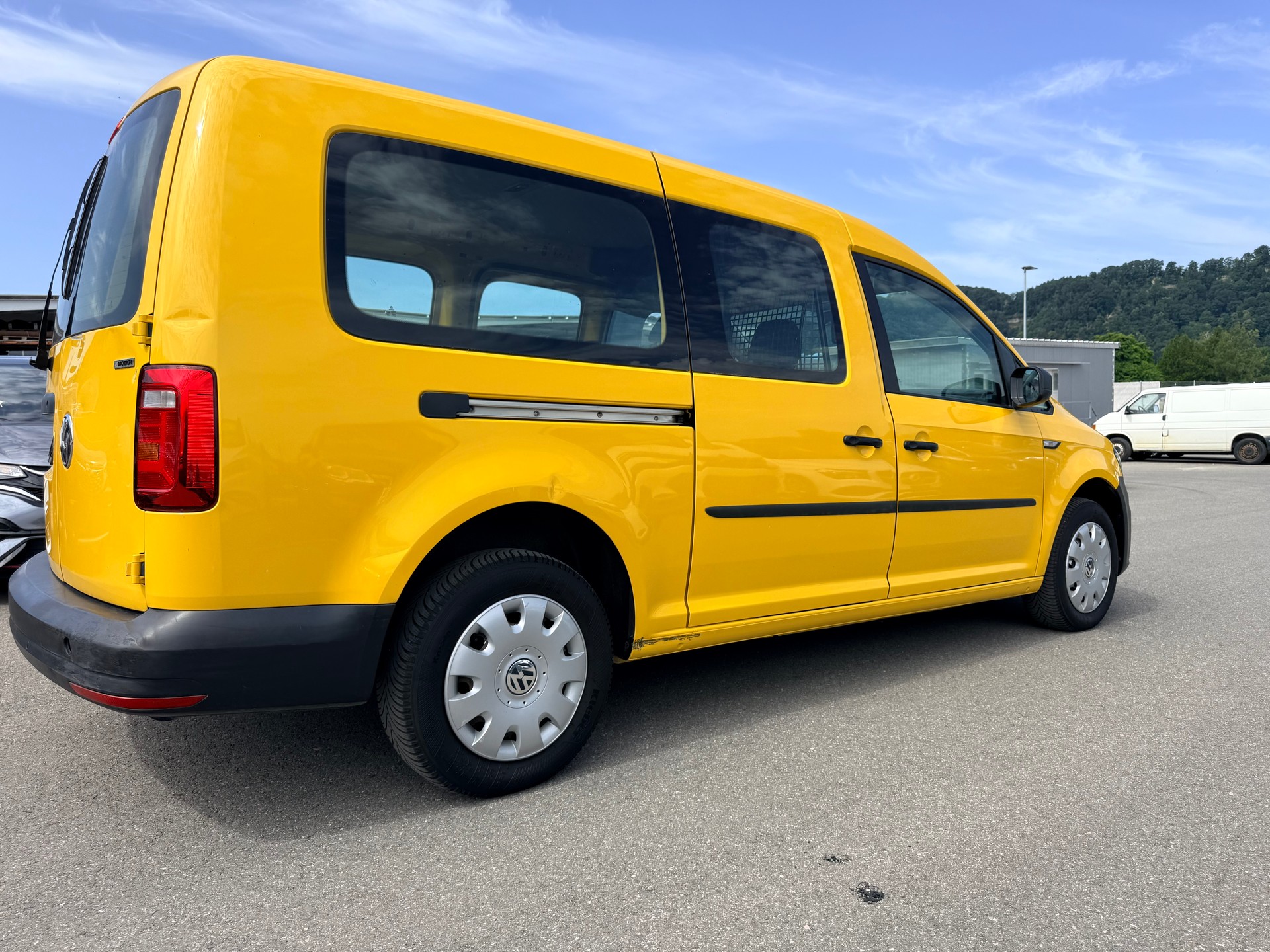 VW Caddy Maxi 2.0TDI 4Motion BlueMotion Technology-image-9