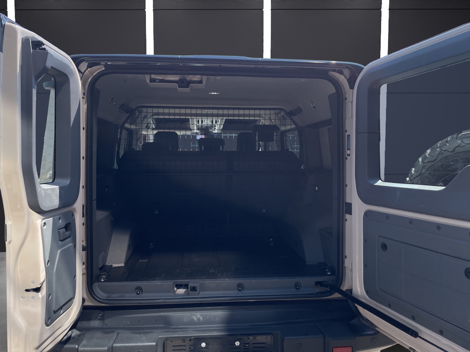 INEOS Grenadier 3.0D Utility Wagon 5-Sitz-image-4