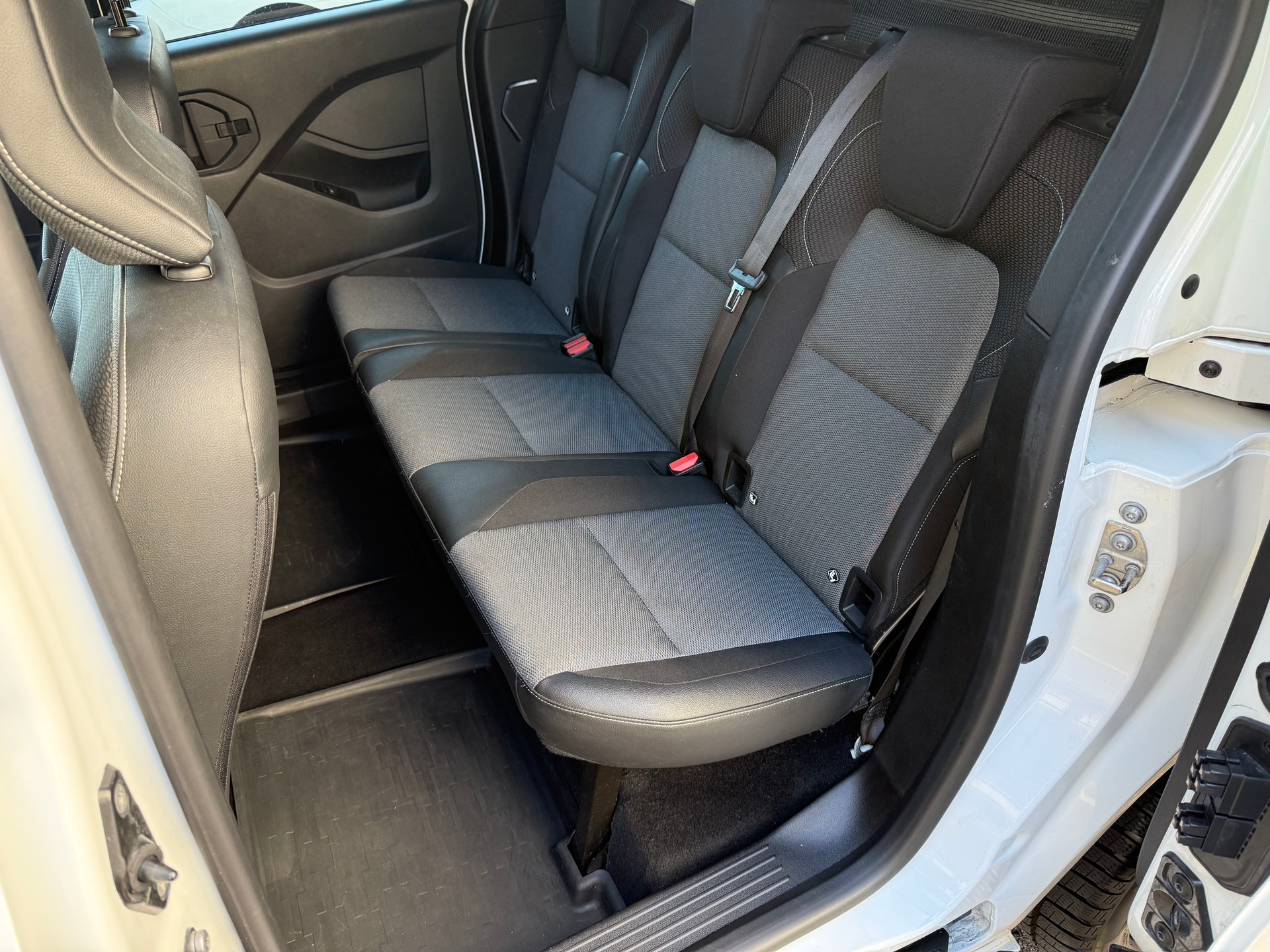 RENAULT Kangoo 1.5 dCi 95 Equilibre-image-11