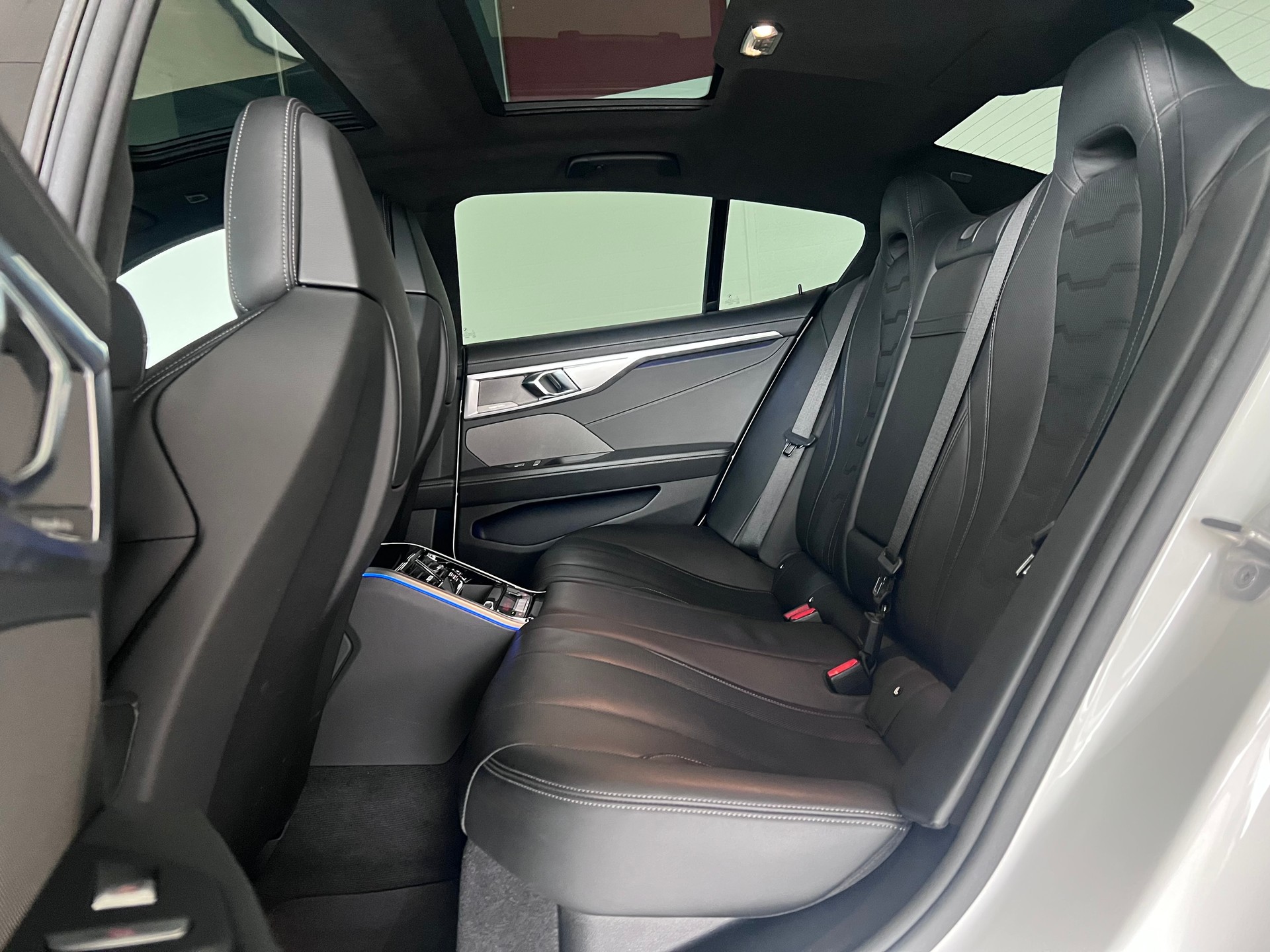 BMW M850i xDrive Steptronic-image-16