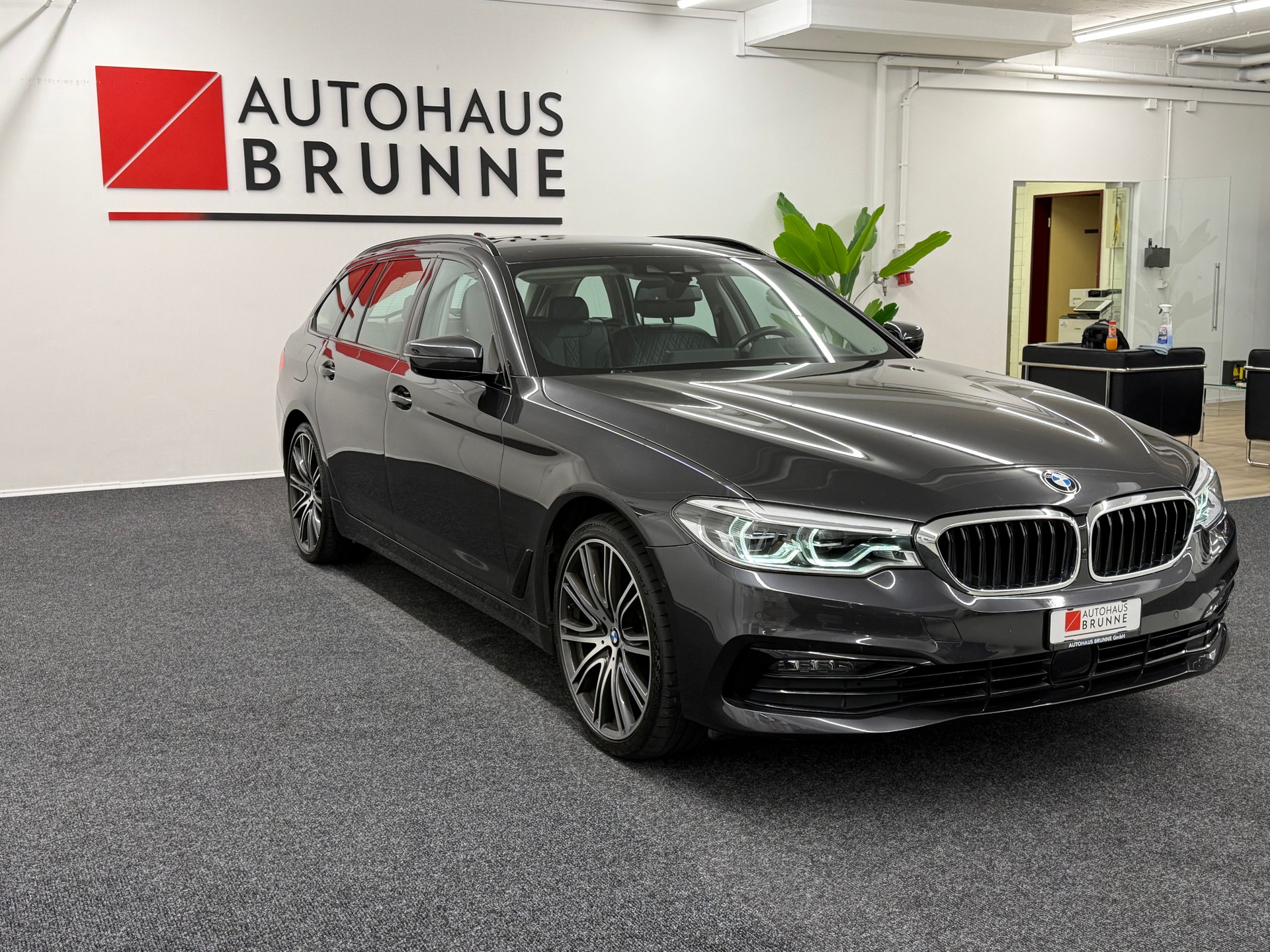 BMW 520d xDrive Touring Sport Line Steptronic-image-2