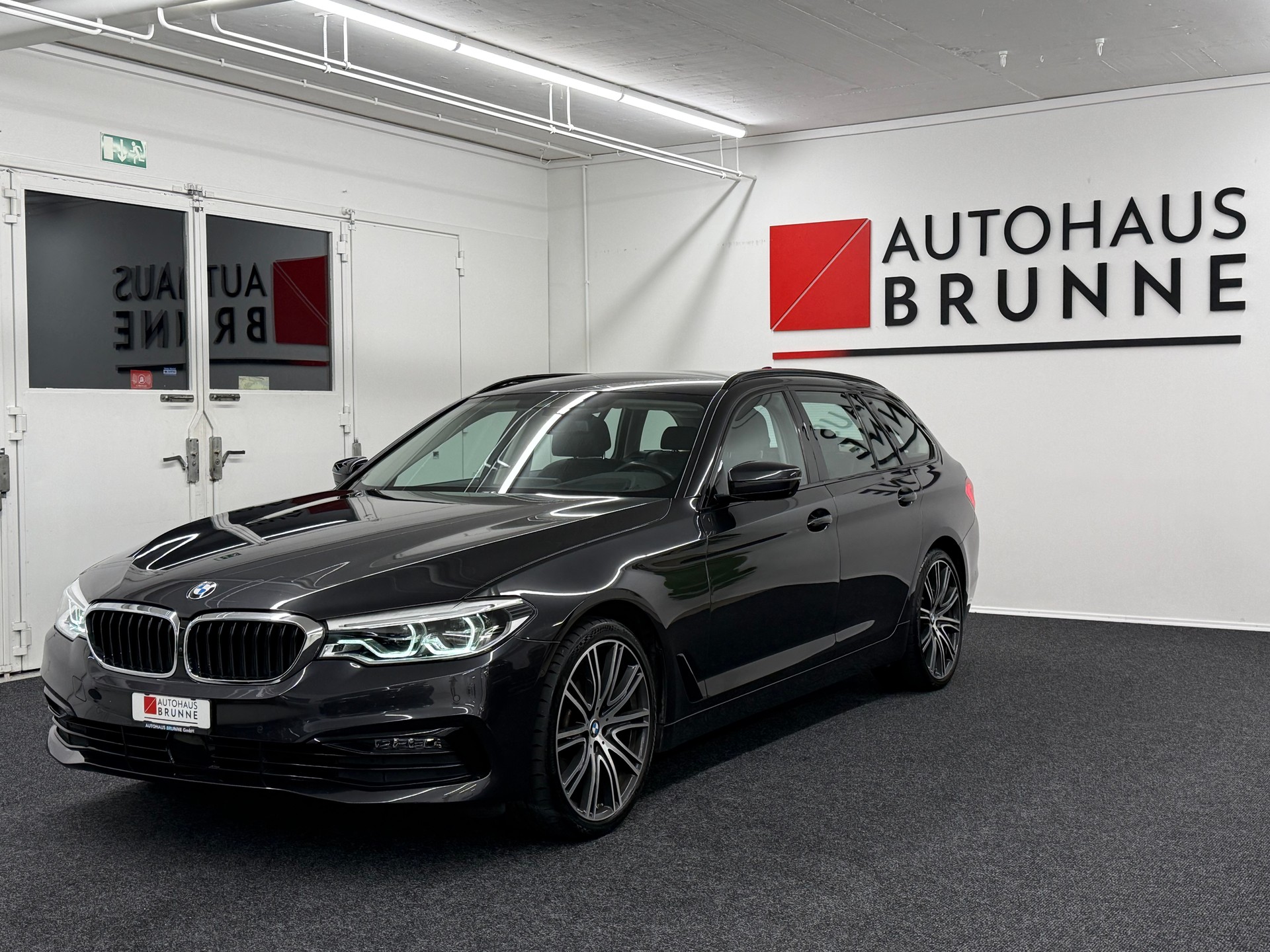 BMW 520d xDrive Touring Sport Line Steptronic-image-0