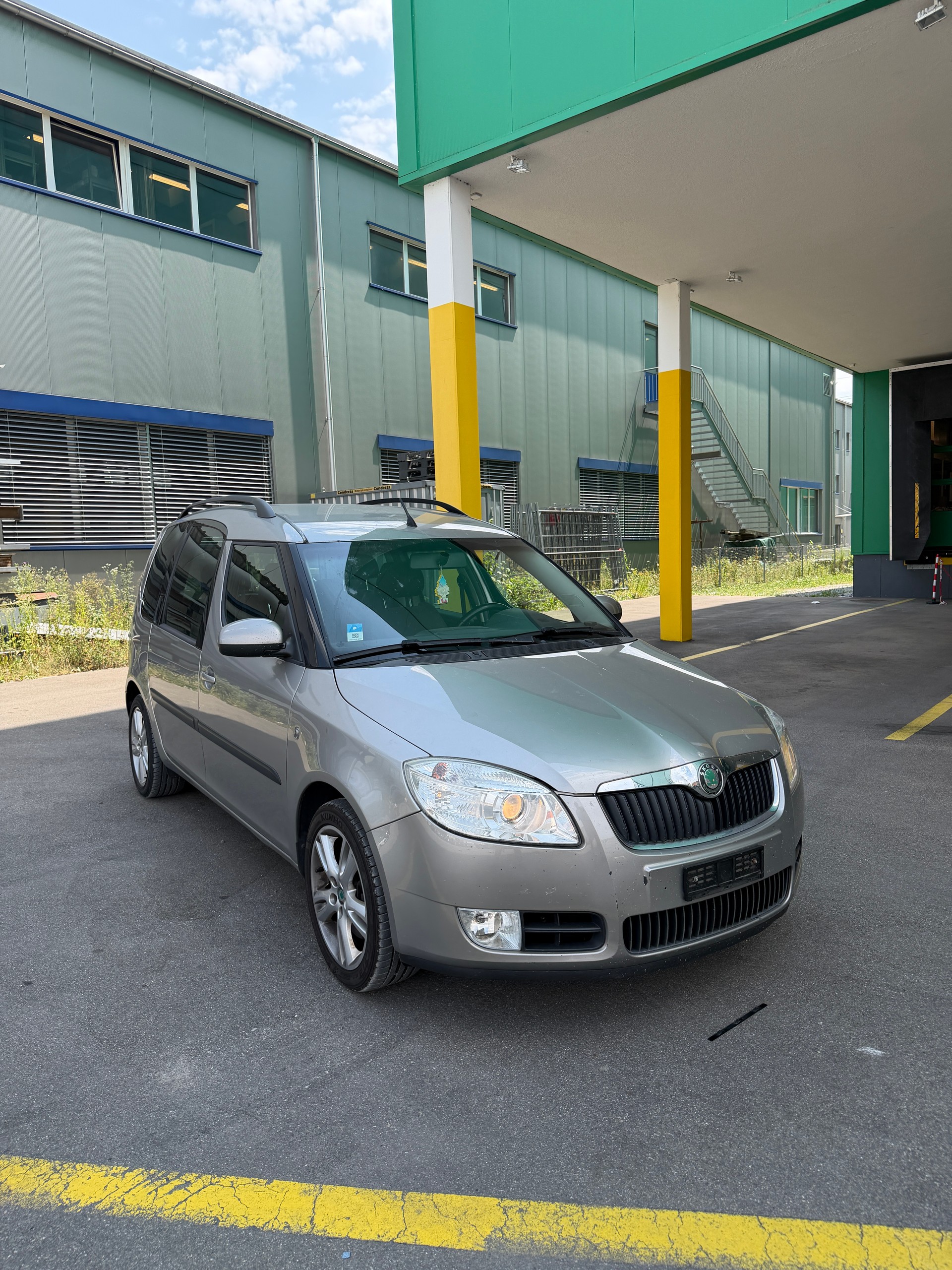 SKODA Roomster 1.6 Scout Automatic-image-0