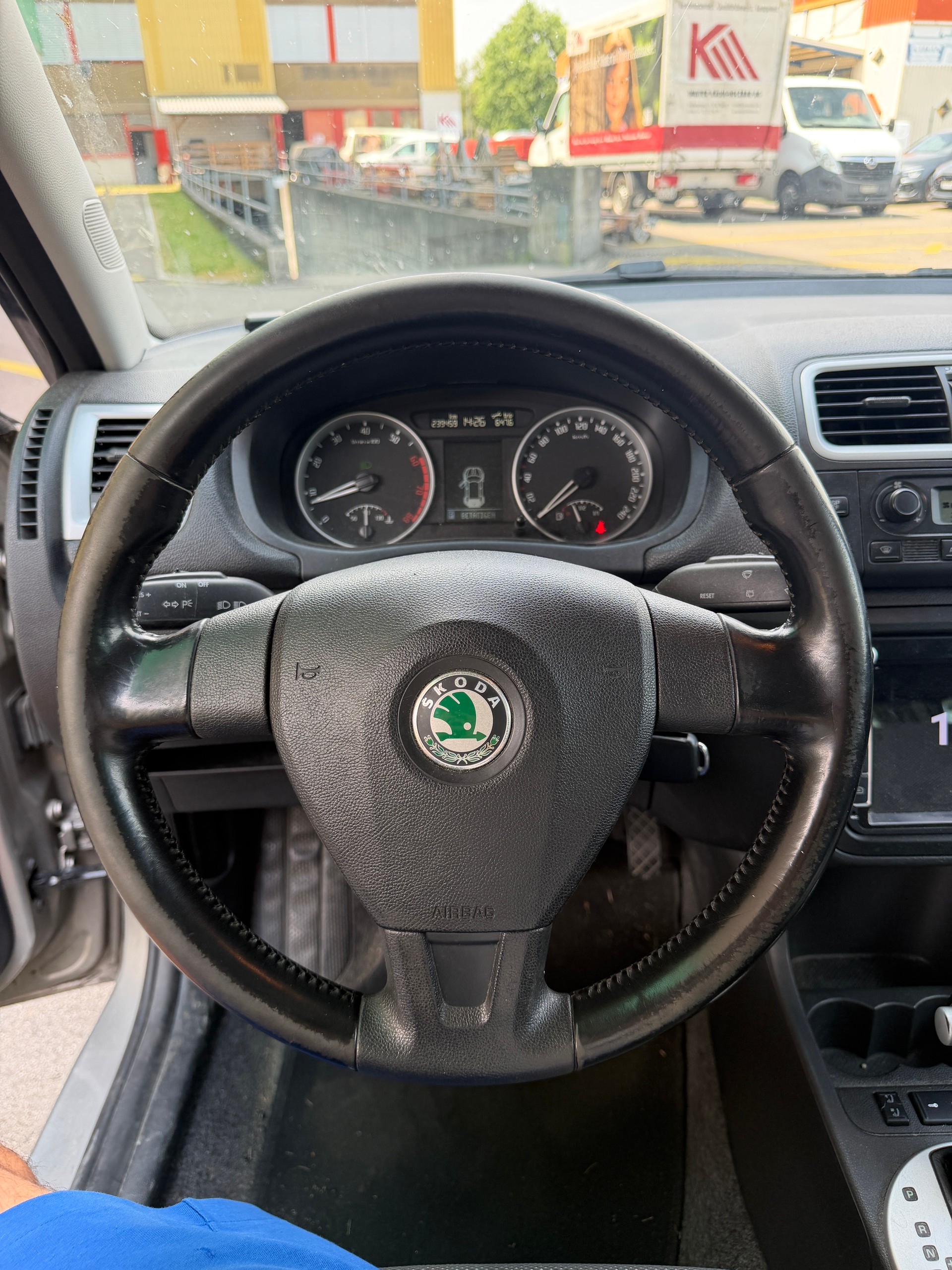 SKODA Roomster 1.6 Scout Automatic-image-10