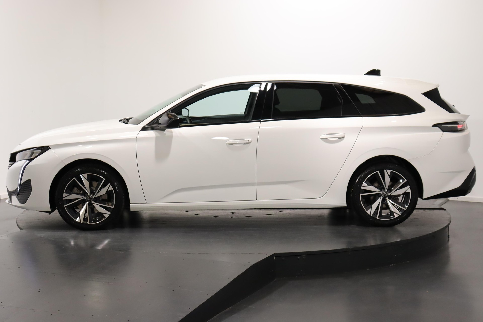 PEUGEOT 308 SW 1.2 PureTech Allure-image-2