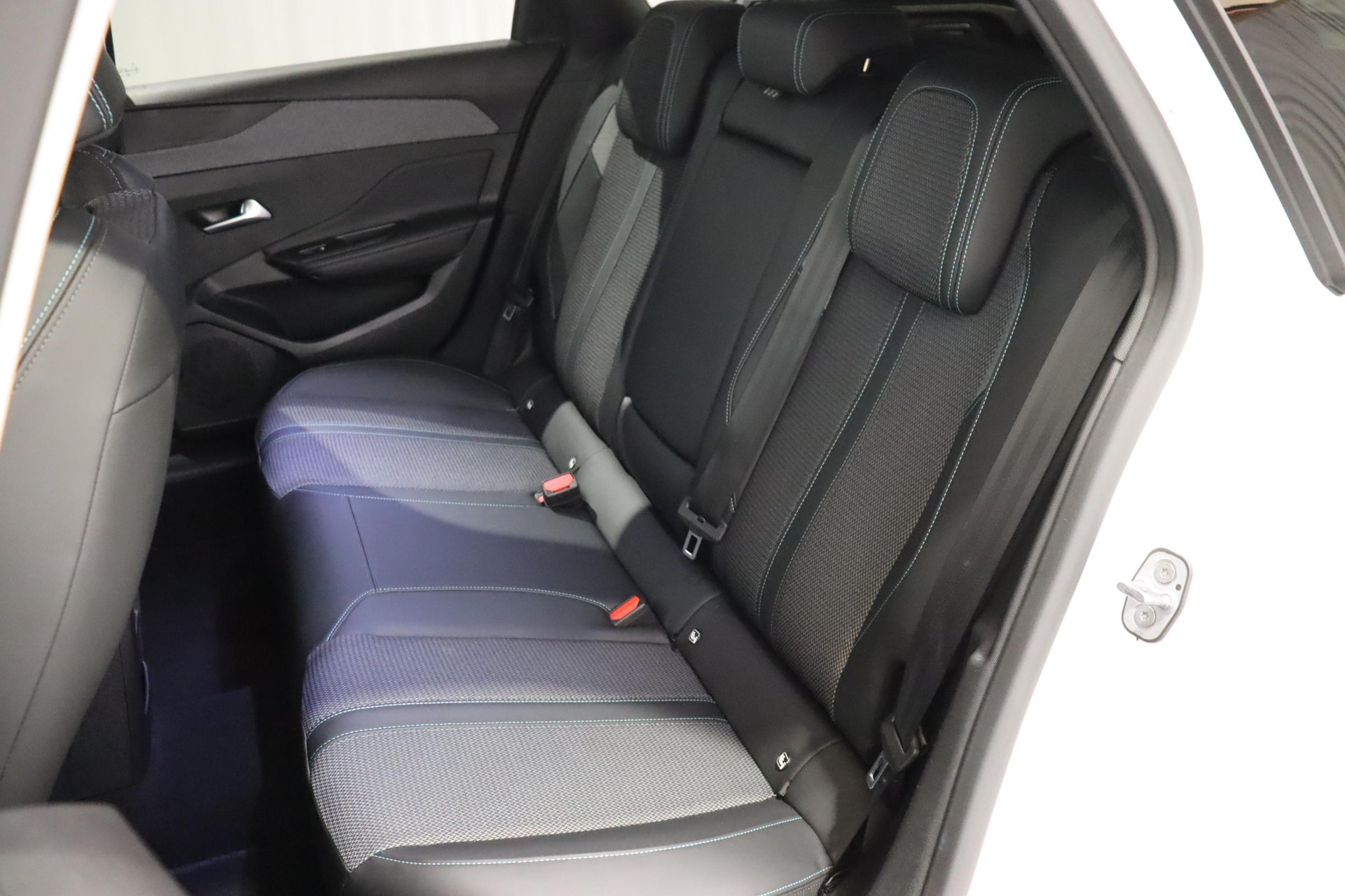PEUGEOT 308 SW 1.2 PureTech Allure-image-9