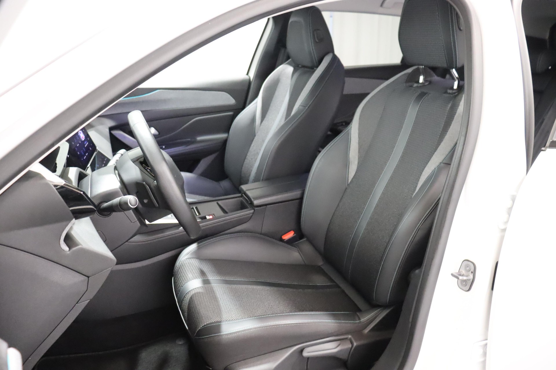 PEUGEOT 308 SW 1.2 PureTech Allure-image-6