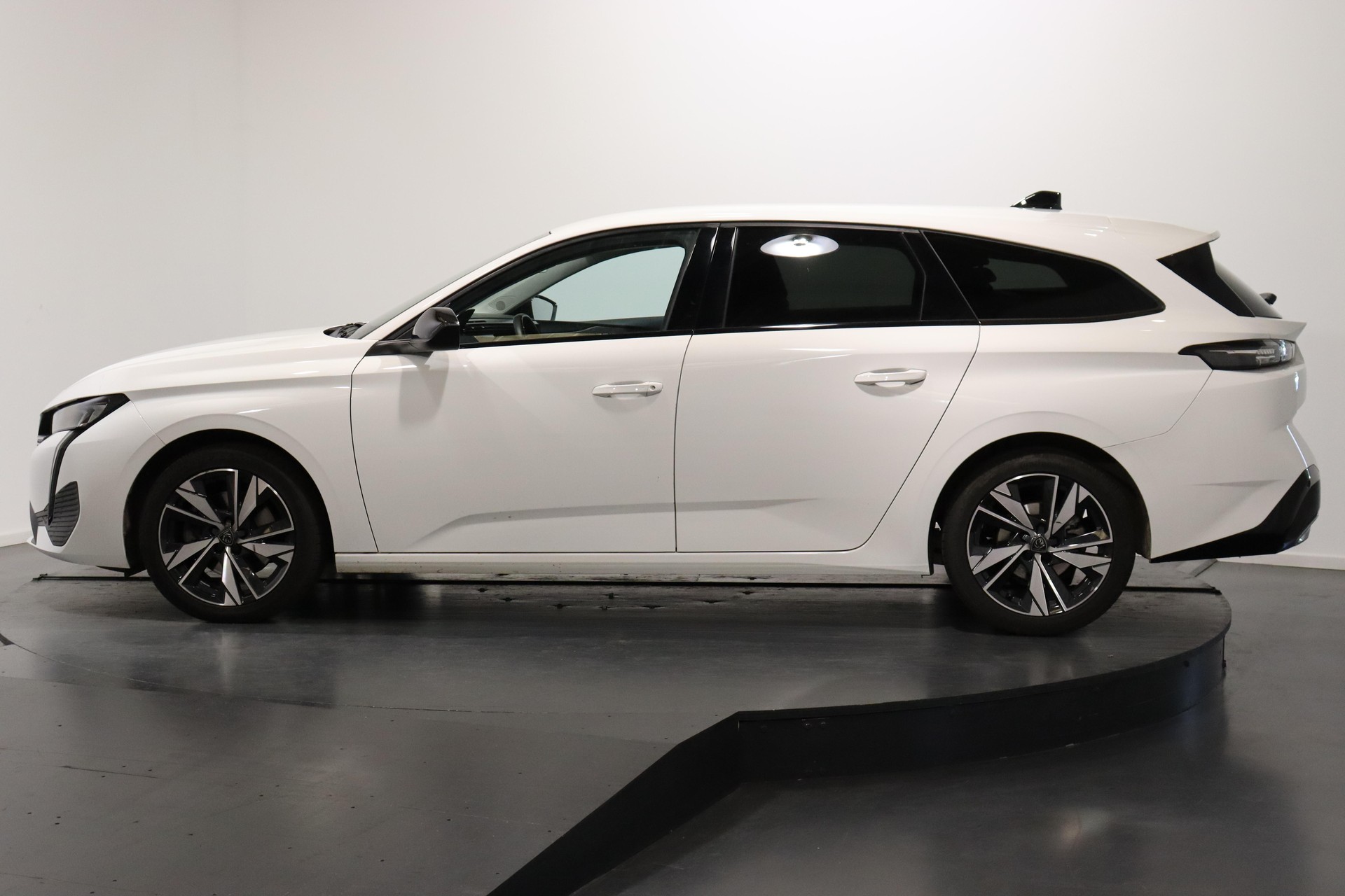 PEUGEOT 308 SW 1.2 PureTech Allure-image-1