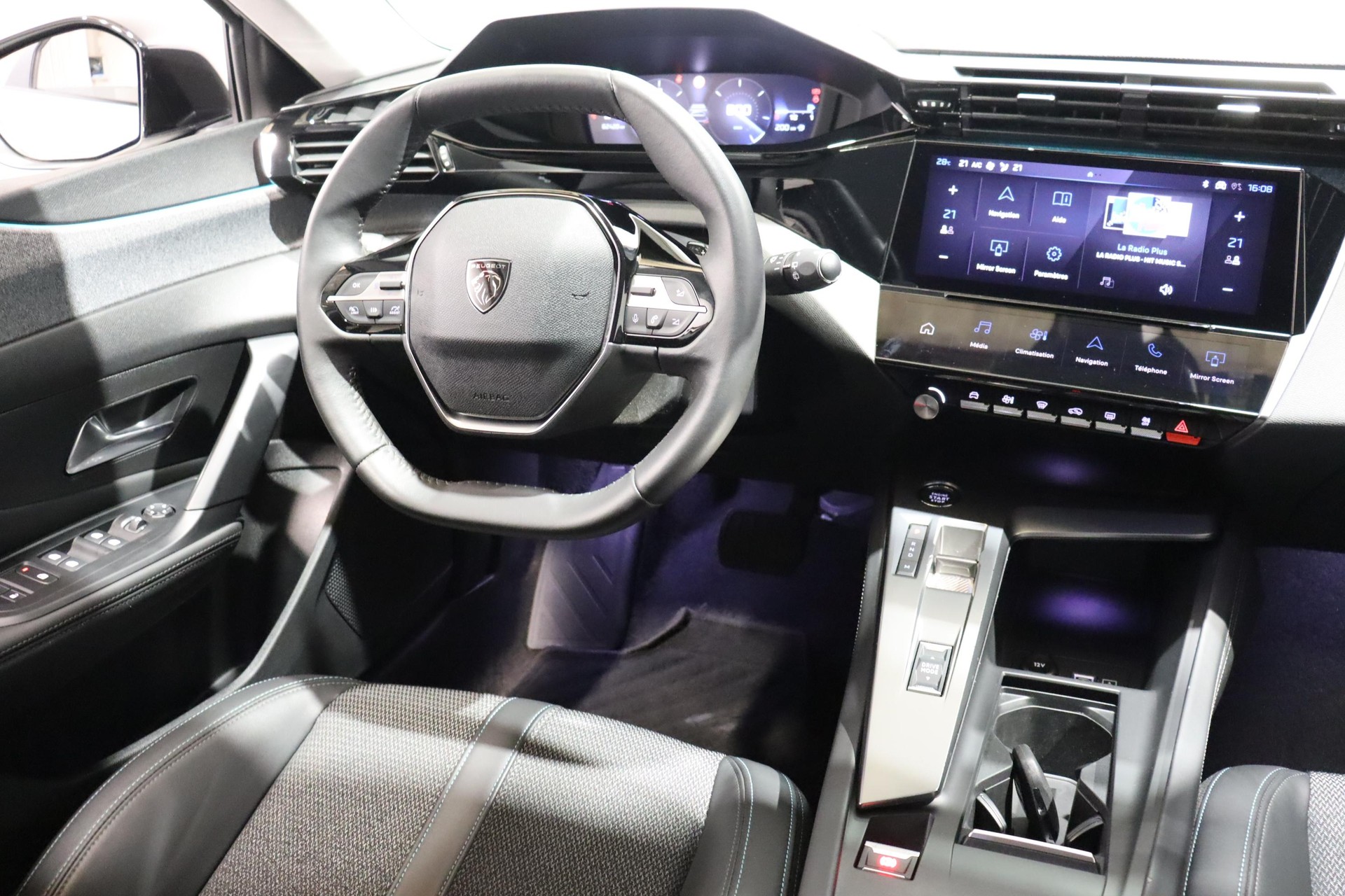 PEUGEOT 308 SW 1.2 PureTech Allure-image-8