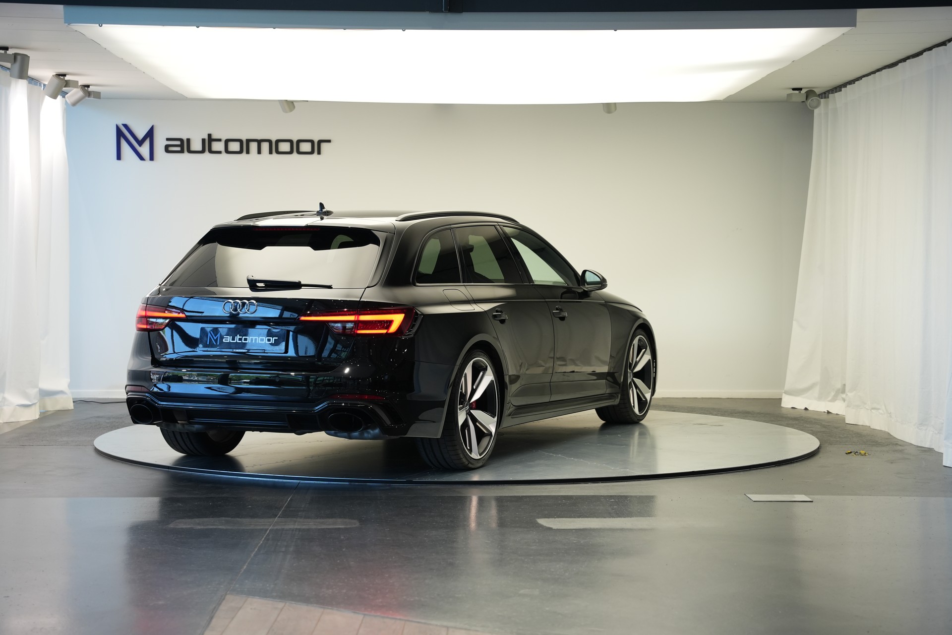 AUDI RS4 Avant 2.9 TFSI quattro tiptronic *CH-Fahrzeug* *Carbon* *Assistenzpaket*-image-4