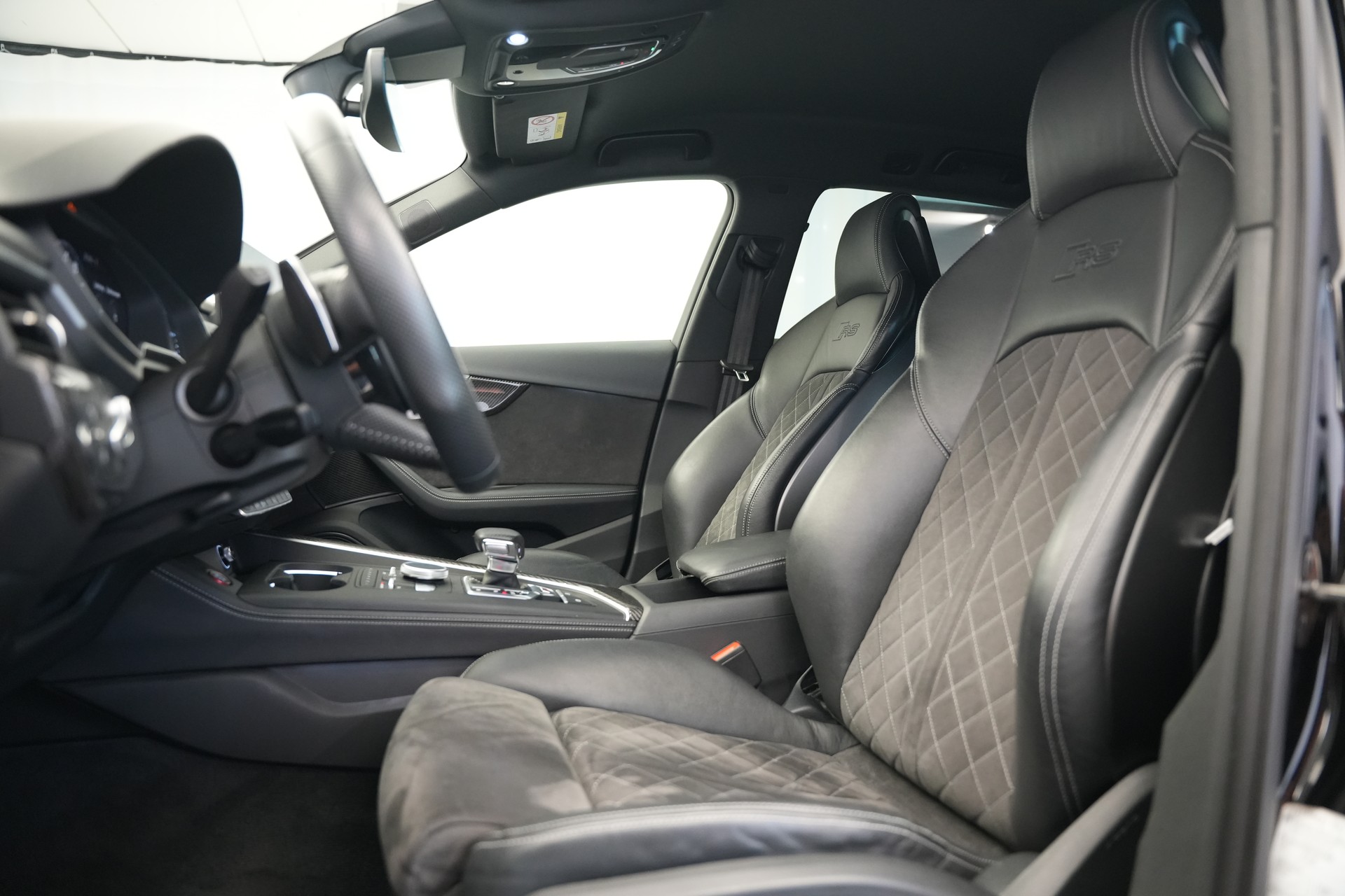 AUDI RS4 Avant 2.9 TFSI quattro tiptronic *CH-Fahrzeug* *Carbon* *Assistenzpaket*-image-12