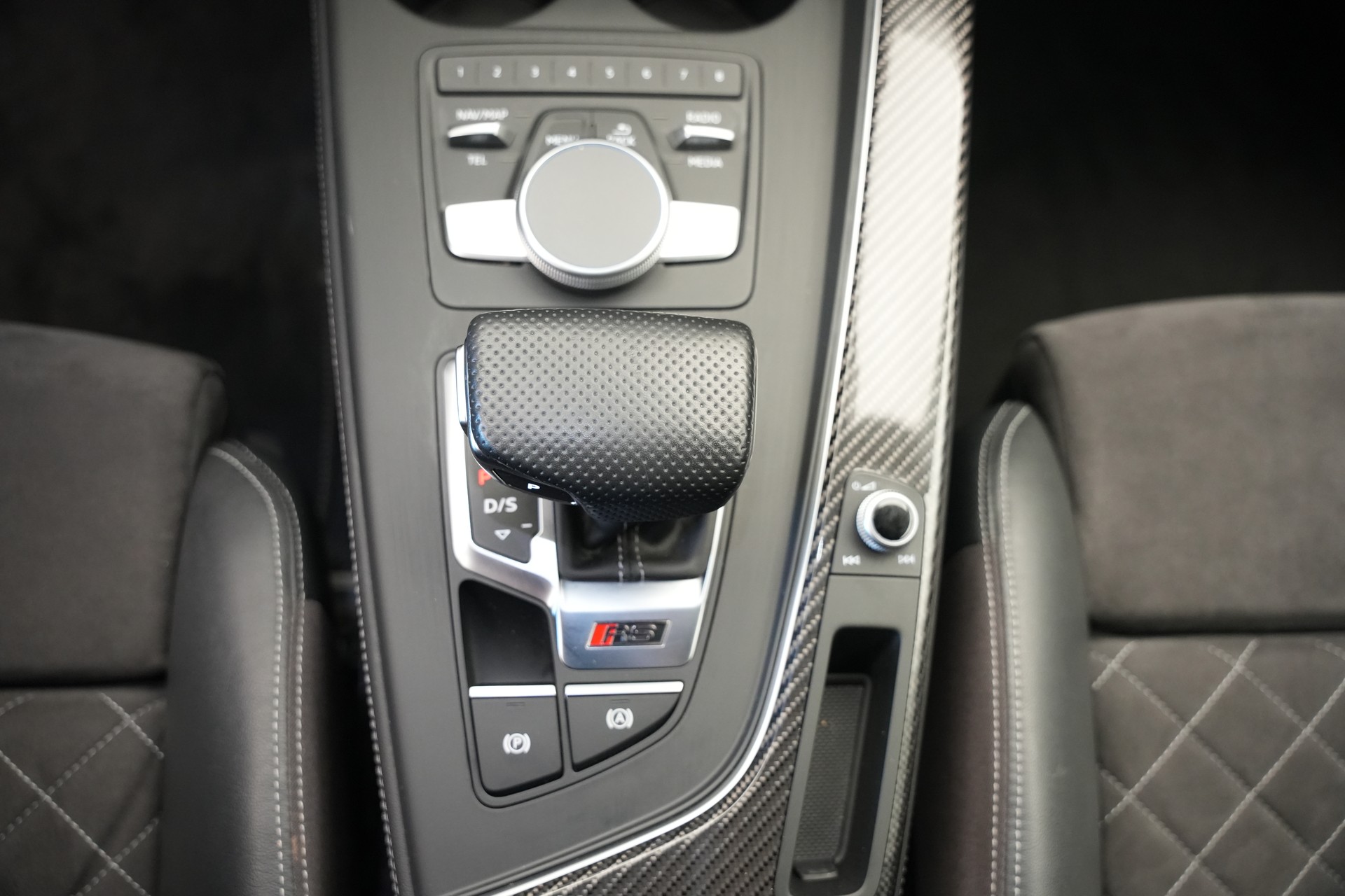 AUDI RS4 Avant 2.9 TFSI quattro tiptronic *CH-Fahrzeug* *Carbon* *Assistenzpaket*-image-36