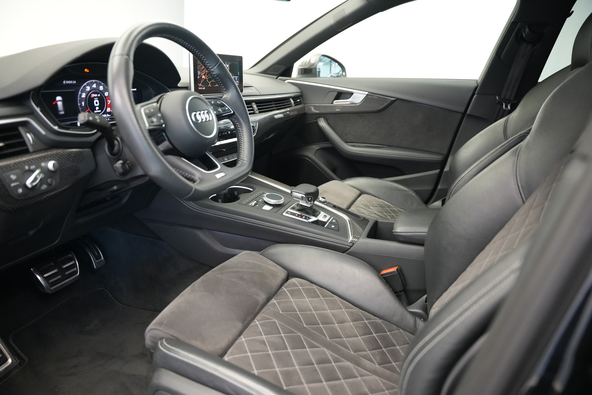 AUDI RS4 Avant 2.9 TFSI quattro tiptronic *CH-Fahrzeug* *Carbon* *Assistenzpaket*-image-10