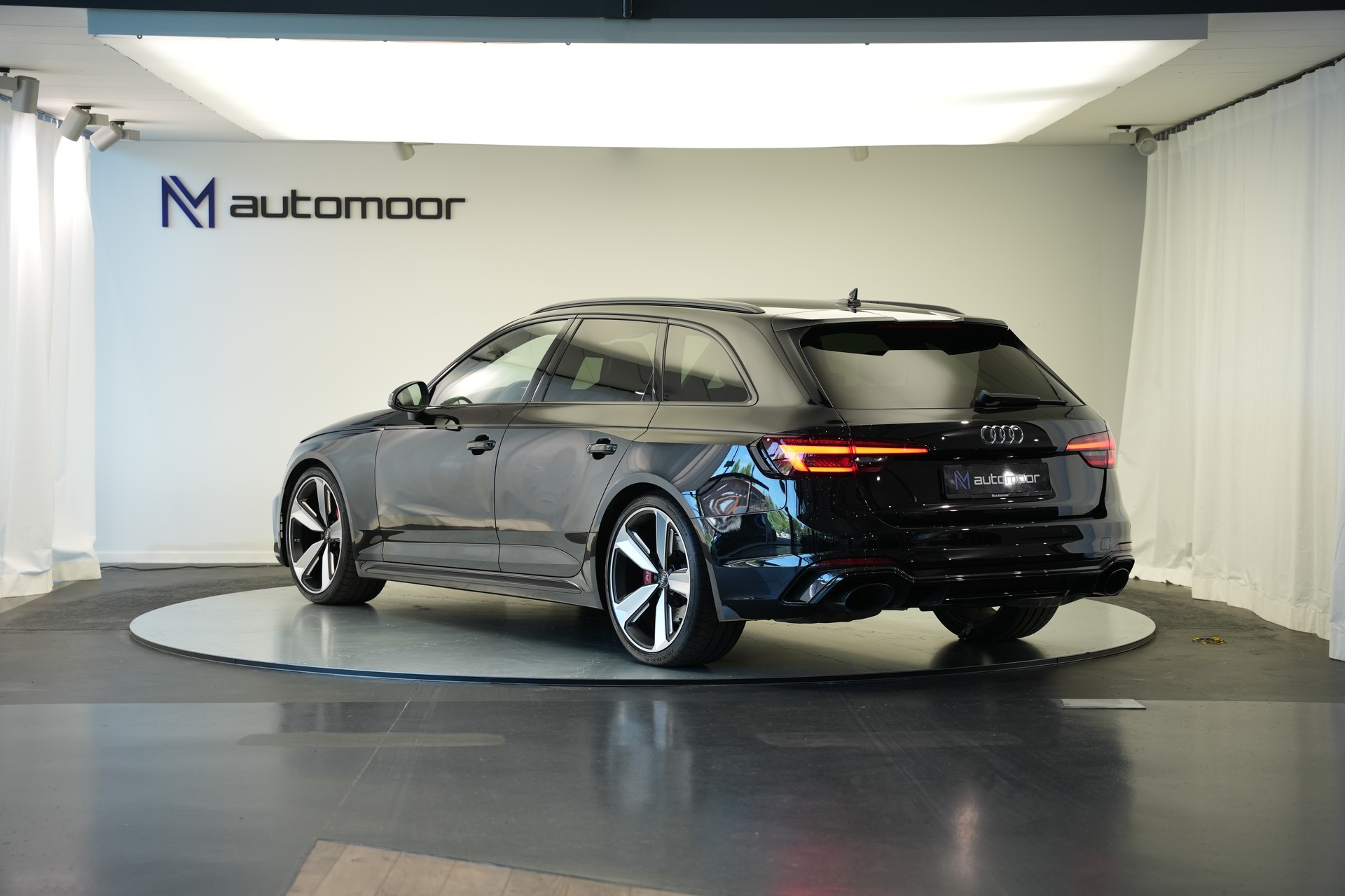 AUDI RS4 Avant 2.9 TFSI quattro tiptronic *CH-Fahrzeug* *Carbon* *Assistenzpaket*-image-6