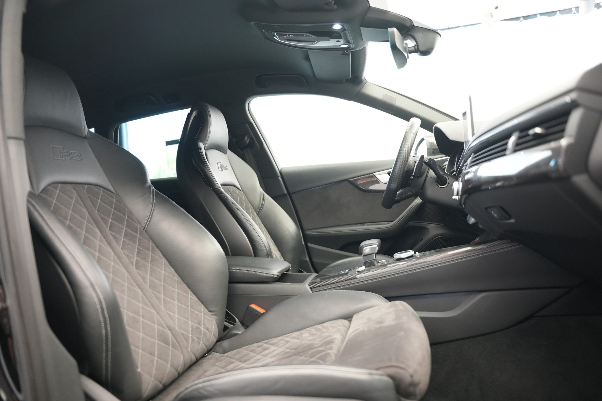 AUDI RS4 Avant 2.9 TFSI quattro tiptronic *CH-Fahrzeug* *Carbon* *Assistenzpaket*-image-15