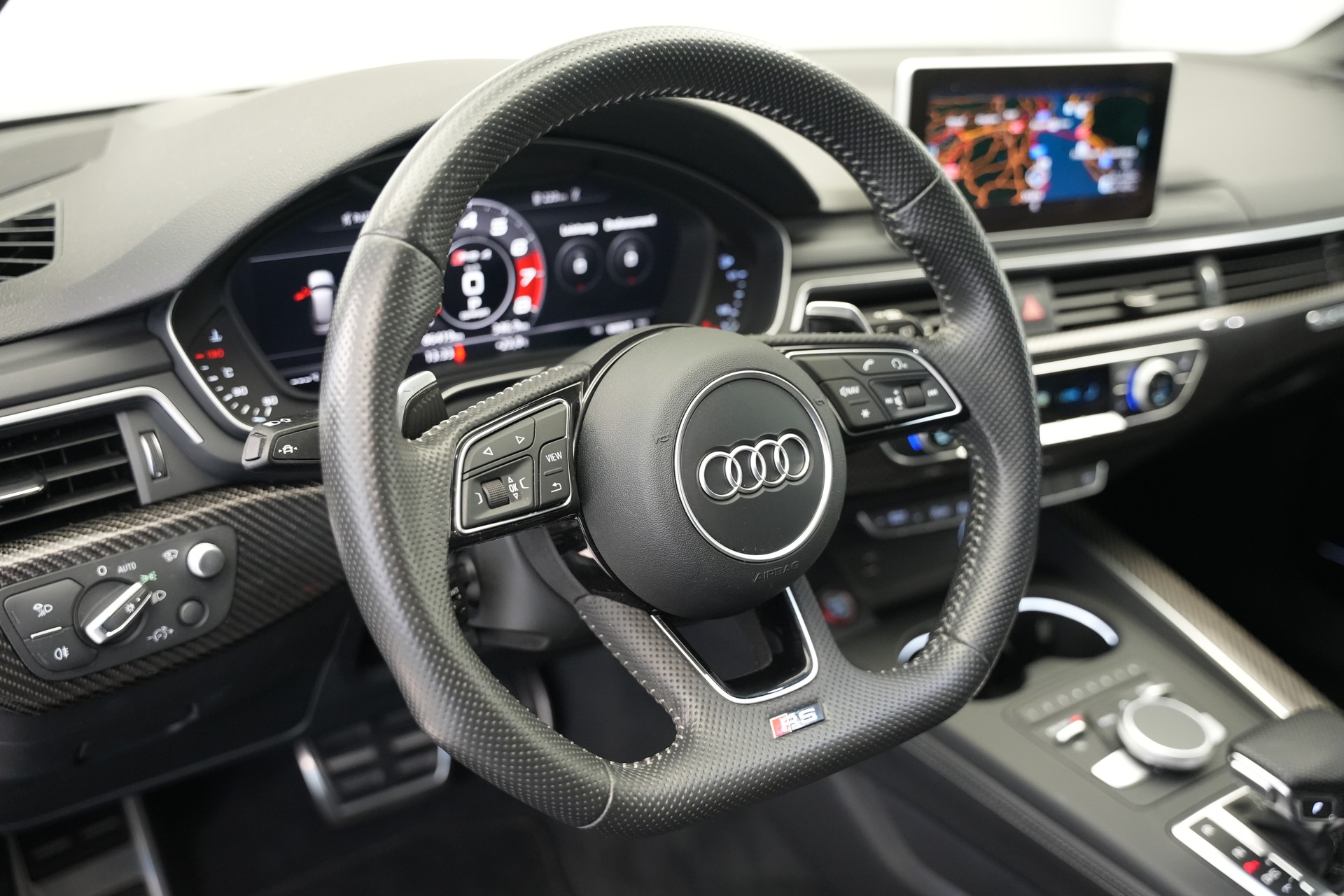 AUDI RS4 Avant 2.9 TFSI quattro tiptronic *CH-Fahrzeug* *Carbon* *Assistenzpaket*-image-19