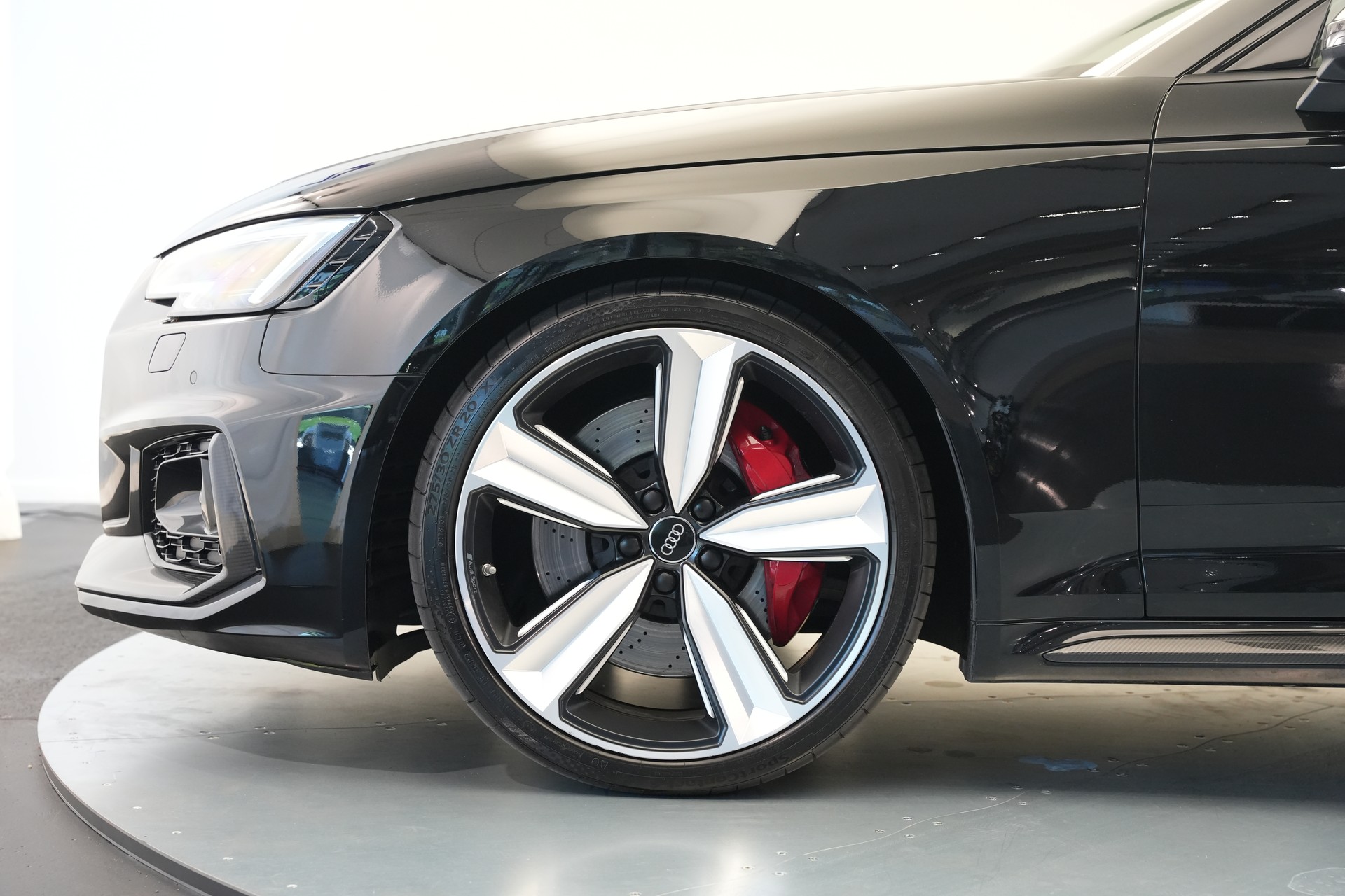 AUDI RS4 Avant 2.9 TFSI quattro tiptronic *CH-Fahrzeug* *Carbon* *Assistenzpaket*-image-42