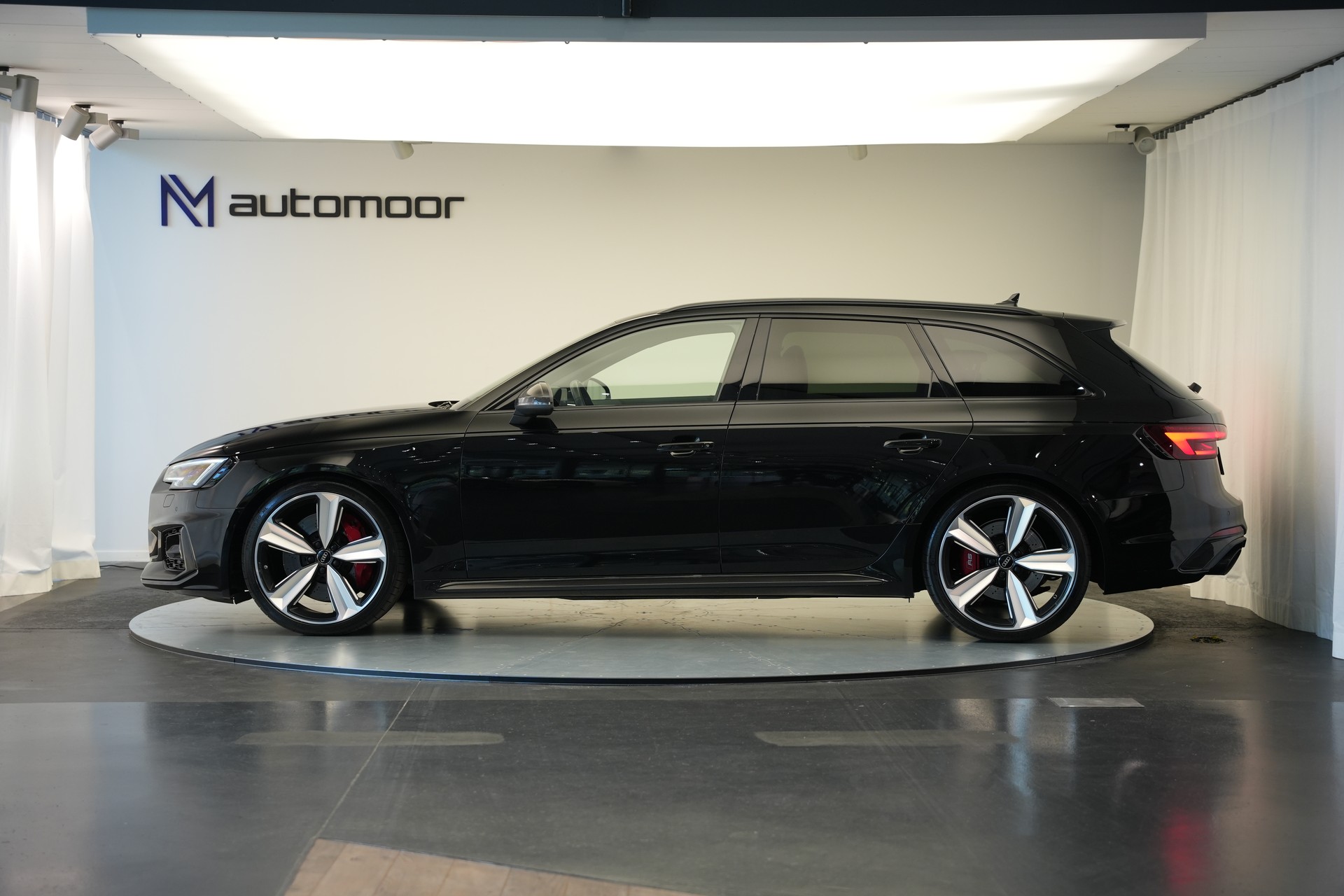 AUDI RS4 Avant 2.9 TFSI quattro tiptronic *CH-Fahrzeug* *Carbon* *Assistenzpaket*-image-7