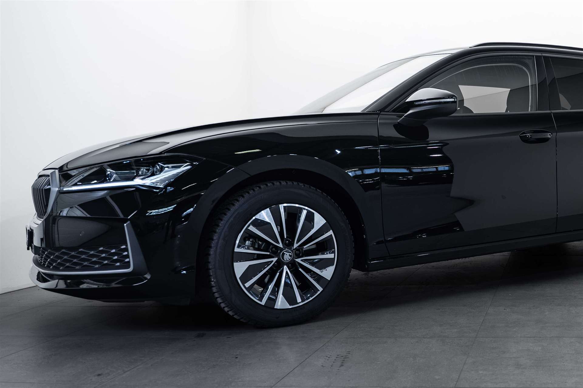 SKODA Superb Combi 2.0 TSI Selection NEW MODELL-image-1