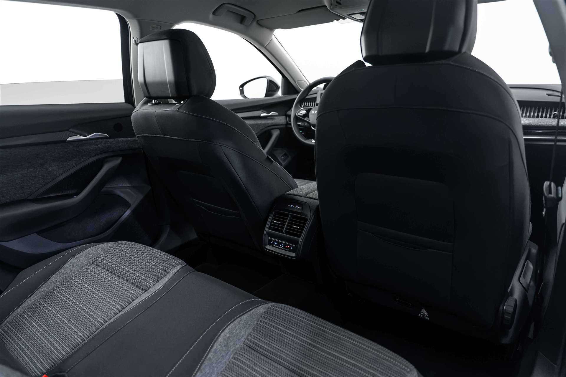 SKODA Superb Combi 2.0 TSI Selection NEW MODELL-image-13