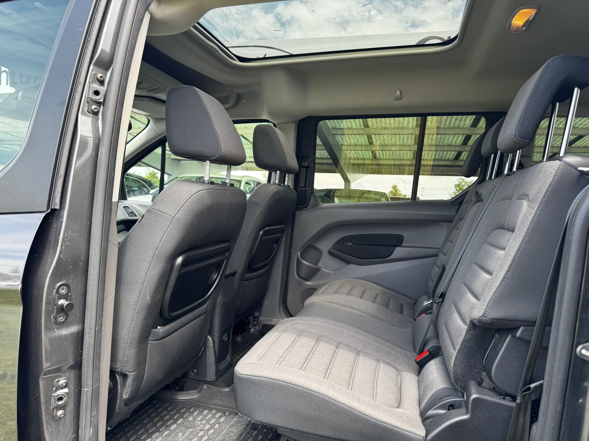 FORD Grand Tourneo Connect 1.5 EcoBlue Trend Automat-image-10