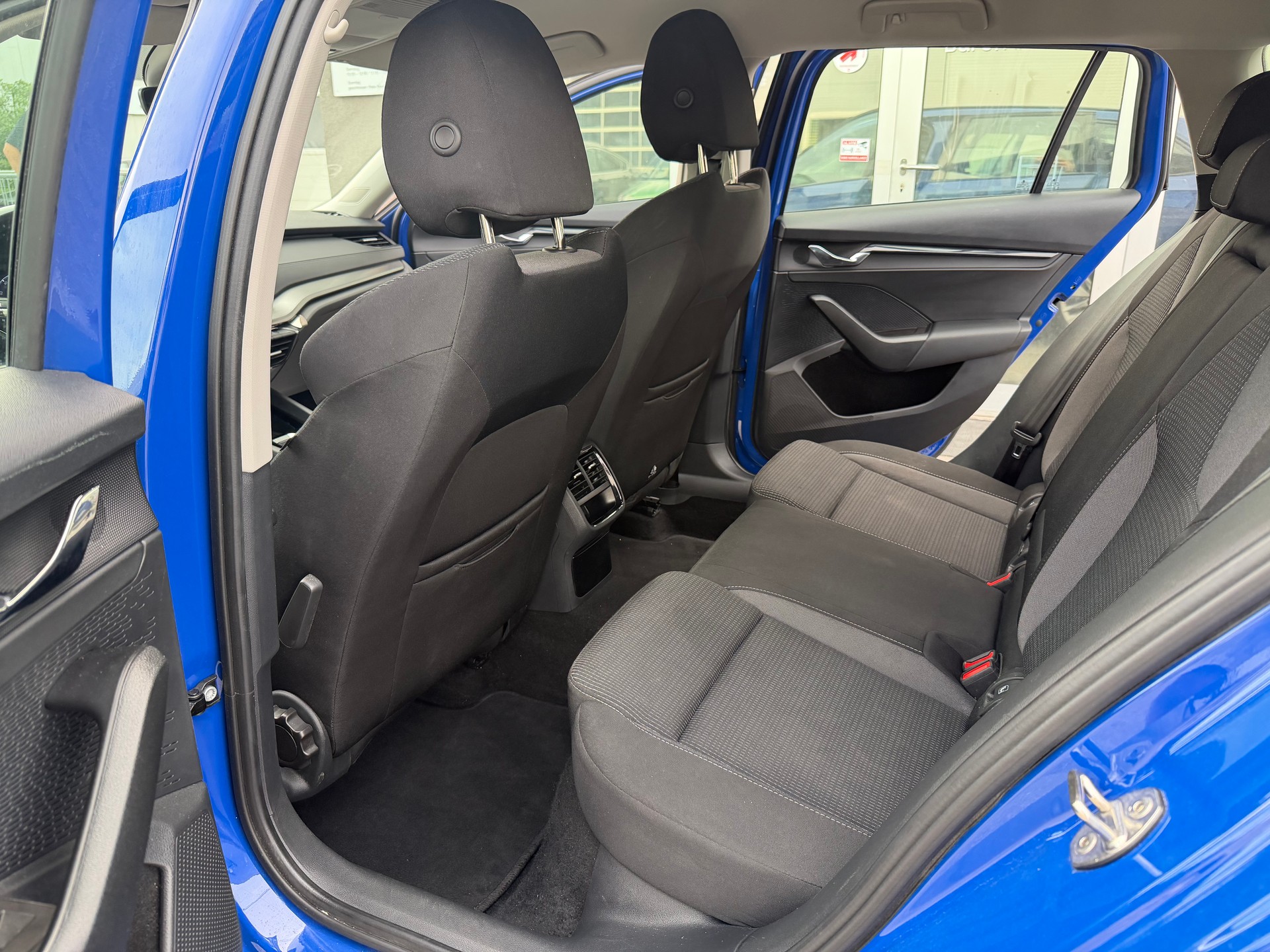 SKODA Octavia Combi 2.0 TDI DSG Ambition-image-11