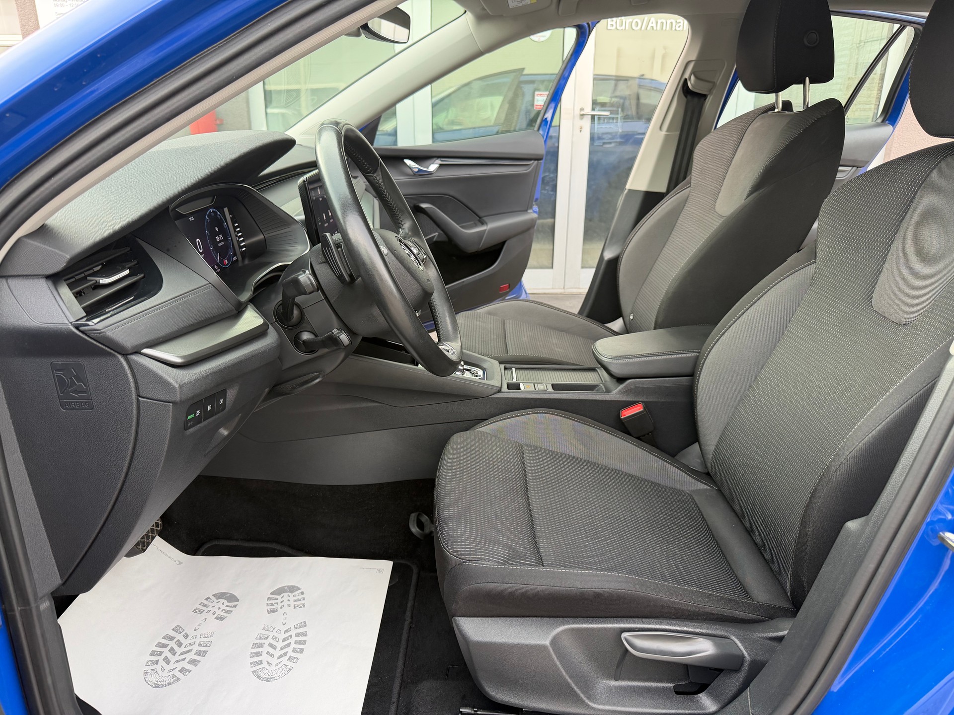 SKODA Octavia Combi 2.0 TDI DSG Ambition-image-9
