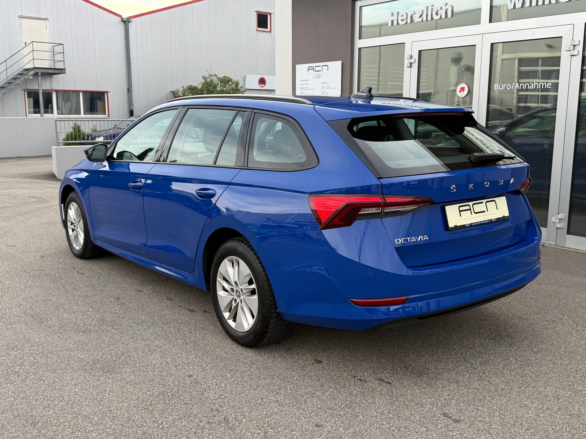 SKODA Octavia Combi 2.0 TDI DSG Ambition-image-4