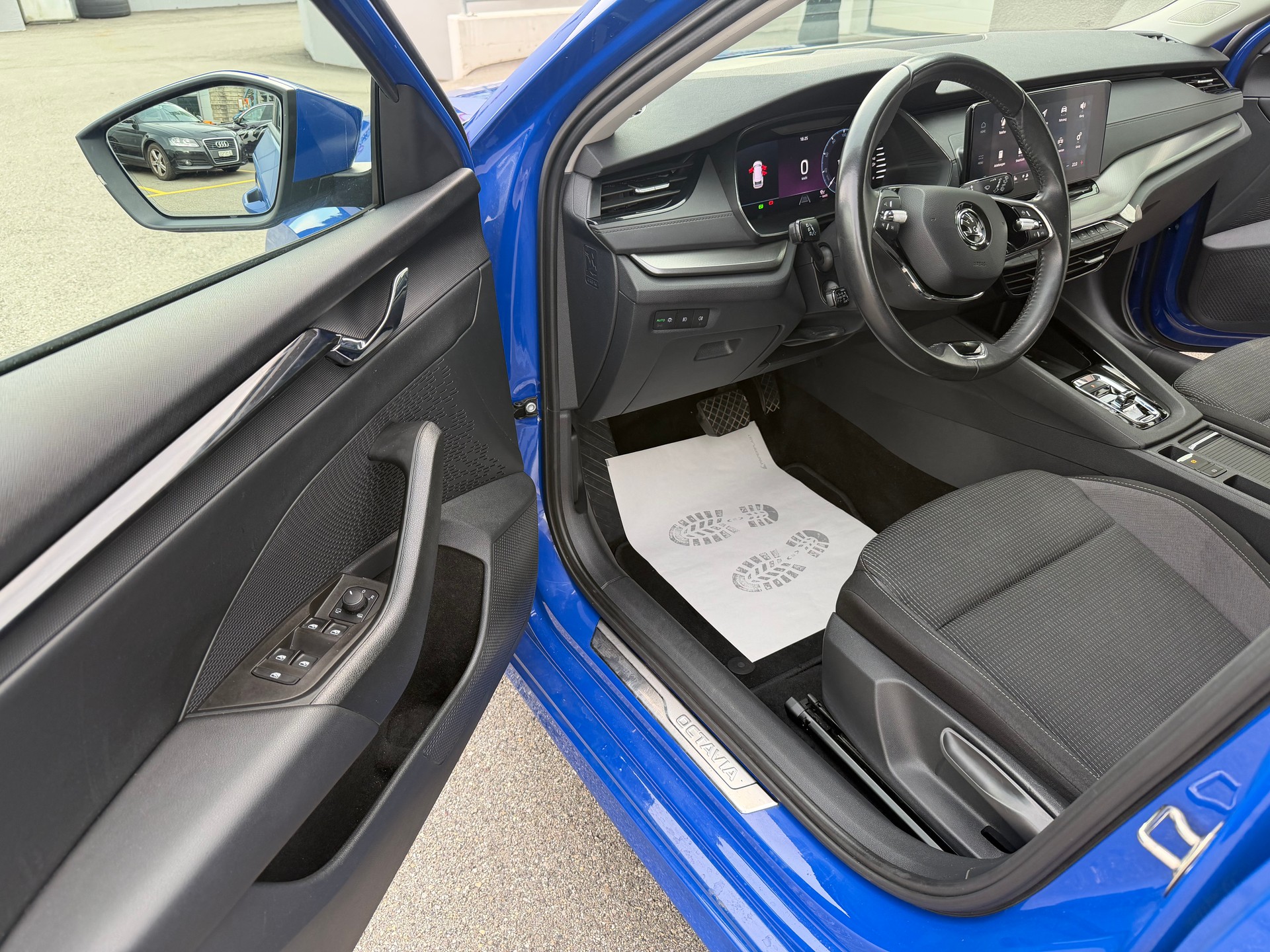 SKODA Octavia Combi 2.0 TDI DSG Ambition-image-8