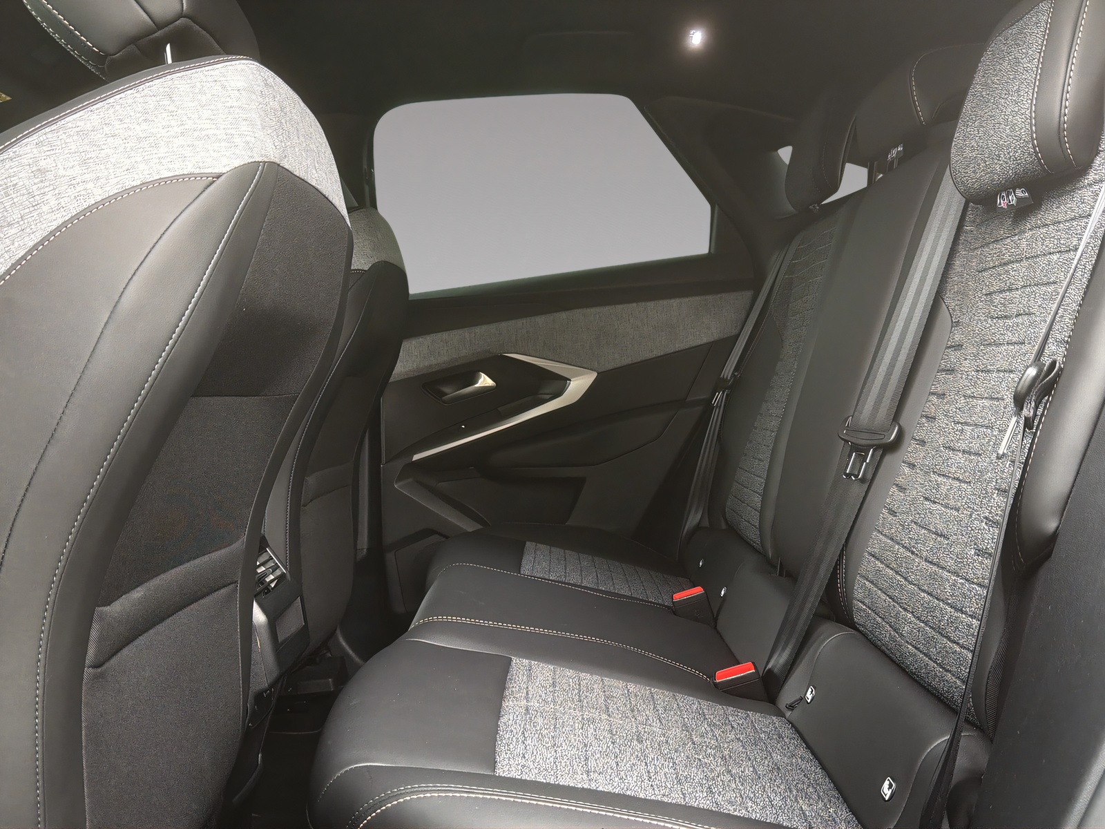 PEUGEOT 3008 1.2 Hybrid Allure-image-16