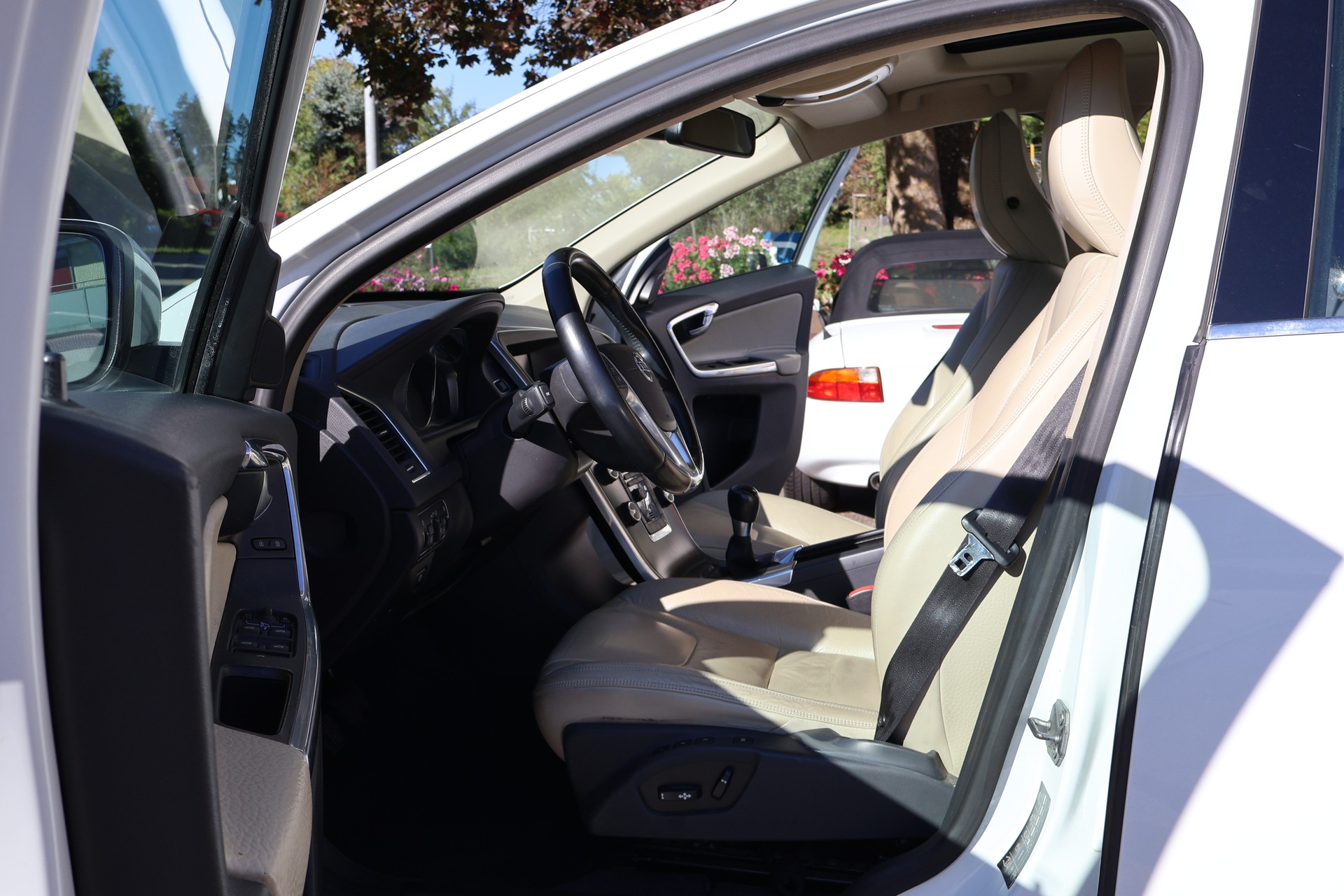 VOLVO XC60 D4 AWD R-Design-image-11